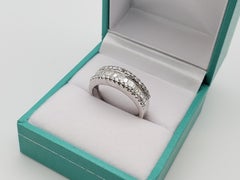 Ring aus 14-karätigem Weißgold mit einem 1,50-Karat-Prinzess-Baguette- und einem runden Naturdiamanten