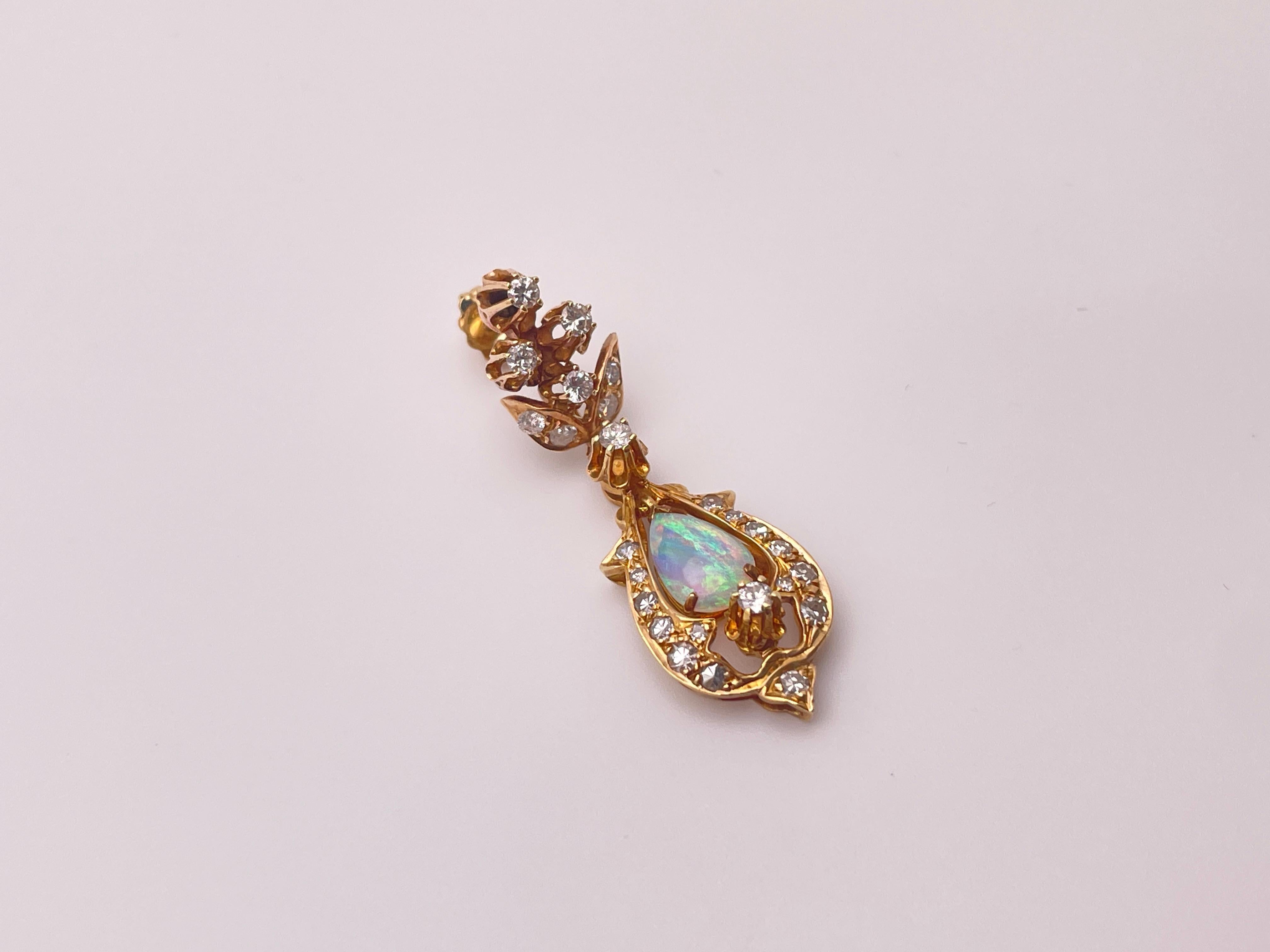 Taglio a goccia Orecchini a lampadario con diamante e opale naturale in oro giallo 14K in vendita