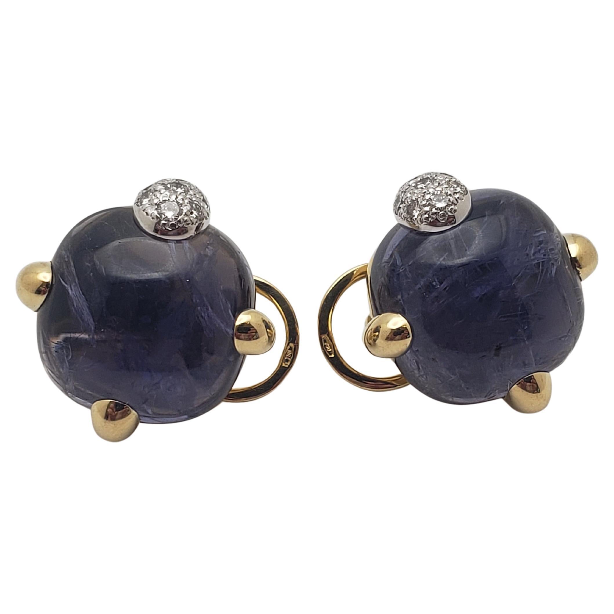 Boucles d
oreilles en or jaune 18 carats IGI Certified Pomellato 30 CT Violet Iolite Diamond en vente