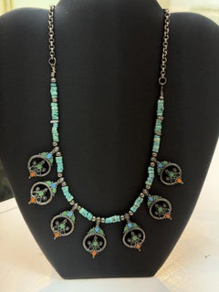 Collier imposant vintage de style tribal, en argent émaillé, avec franges et perles turquoise pendantes