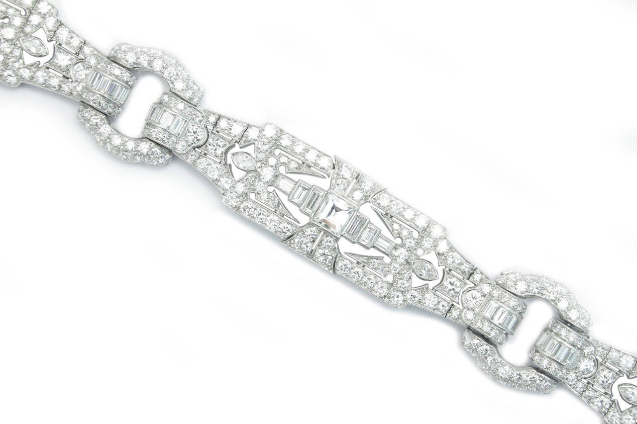 An important Art Deco bracelet presenting mixed cuts diamonds for an approximate total weight of 20 carats, mounted in platinum. Signed Cartier New York, circa 1928. Numbered 7809

Length: 7.45 inches 

Width: 0.67 inches
