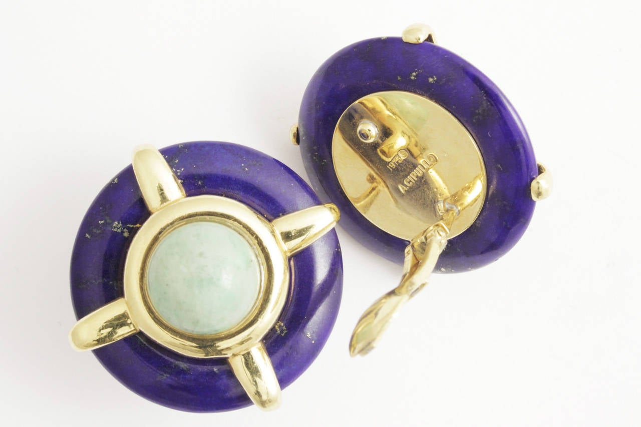 A pair of elegant earrings designed by remarkable italian designer Aldo Cipullo in 1973, presenting jade and lapis lazuli on a fine 18kt yellow gold mounting.