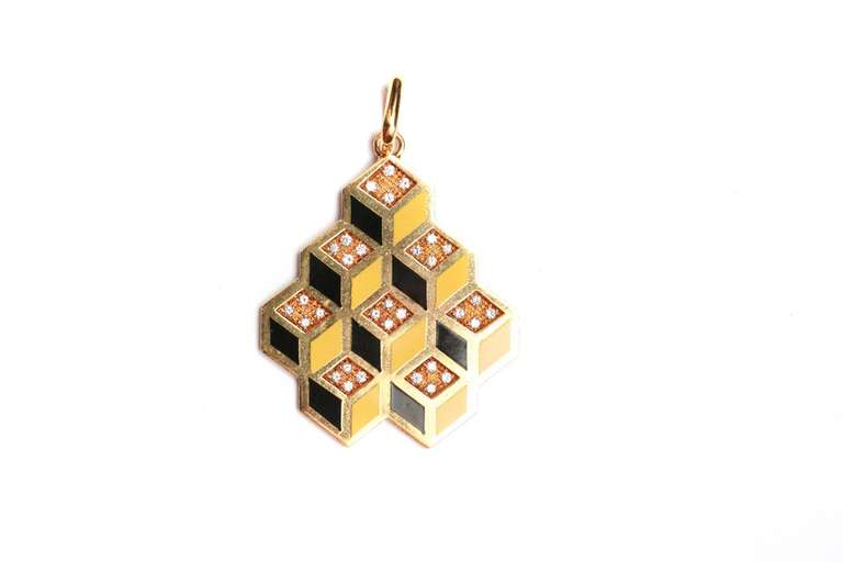 Colgante fabricado en Alessandria, norte de Italia, a finales de la década de 1970, que presenta aprox. 0,70 cts de diamantes talla brillante sobre una estructura simétrica de oro amarillo de 18 quilates, adornada con un fino trabajo de esmalte