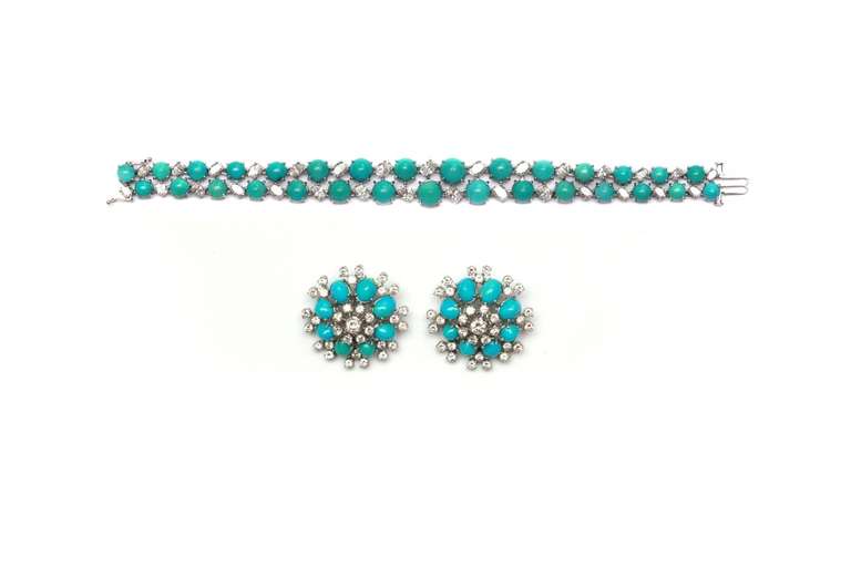 A parure by Milanese jeweller Faraone, manufactured during the 1970s. The bracelet presents 32 turquoises and 32 oval cut diamonds for a total weight of 6.65cts, mounted in platinum. The earrings presents 16 turquoises and brilliant cut diamonds for