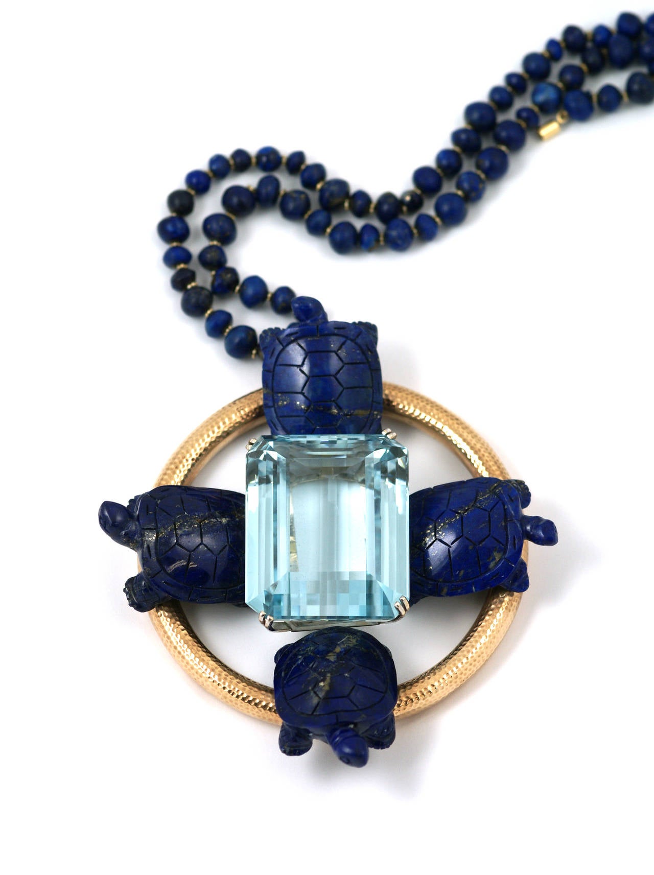 Eine extravagante und beeindruckende Halskette, bestehend aus vier Lapislazuli-Schildkröten, die in einen Teich