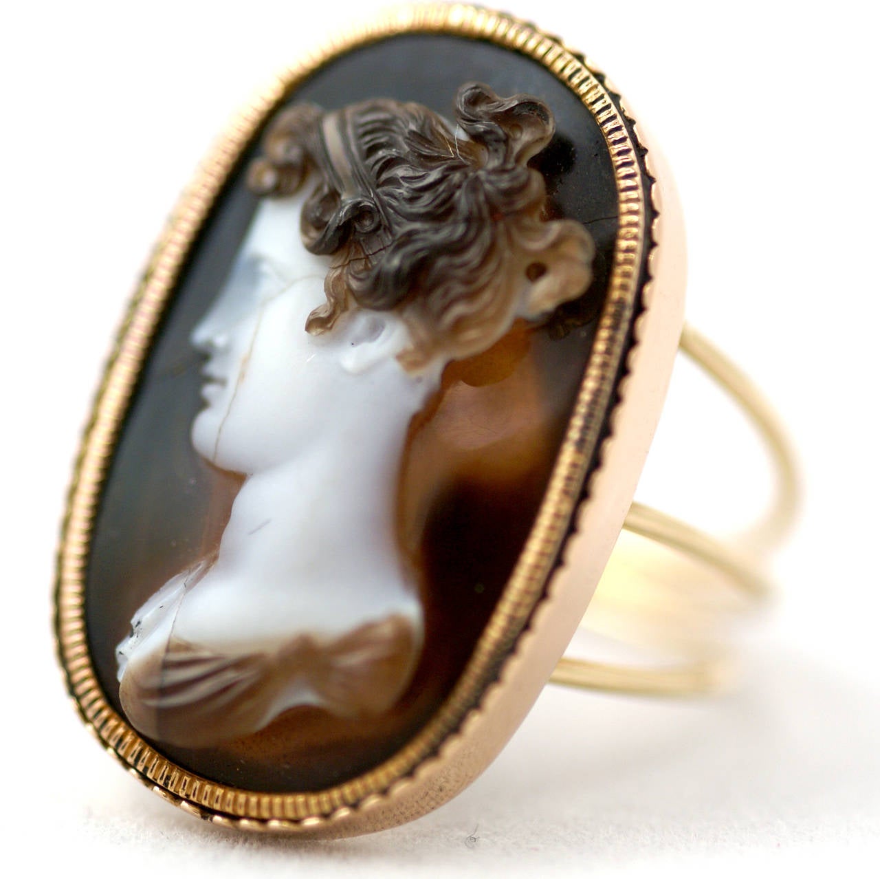 A sophisticated antique Cameo ring representing a woman’s portrait. Late 19th century.