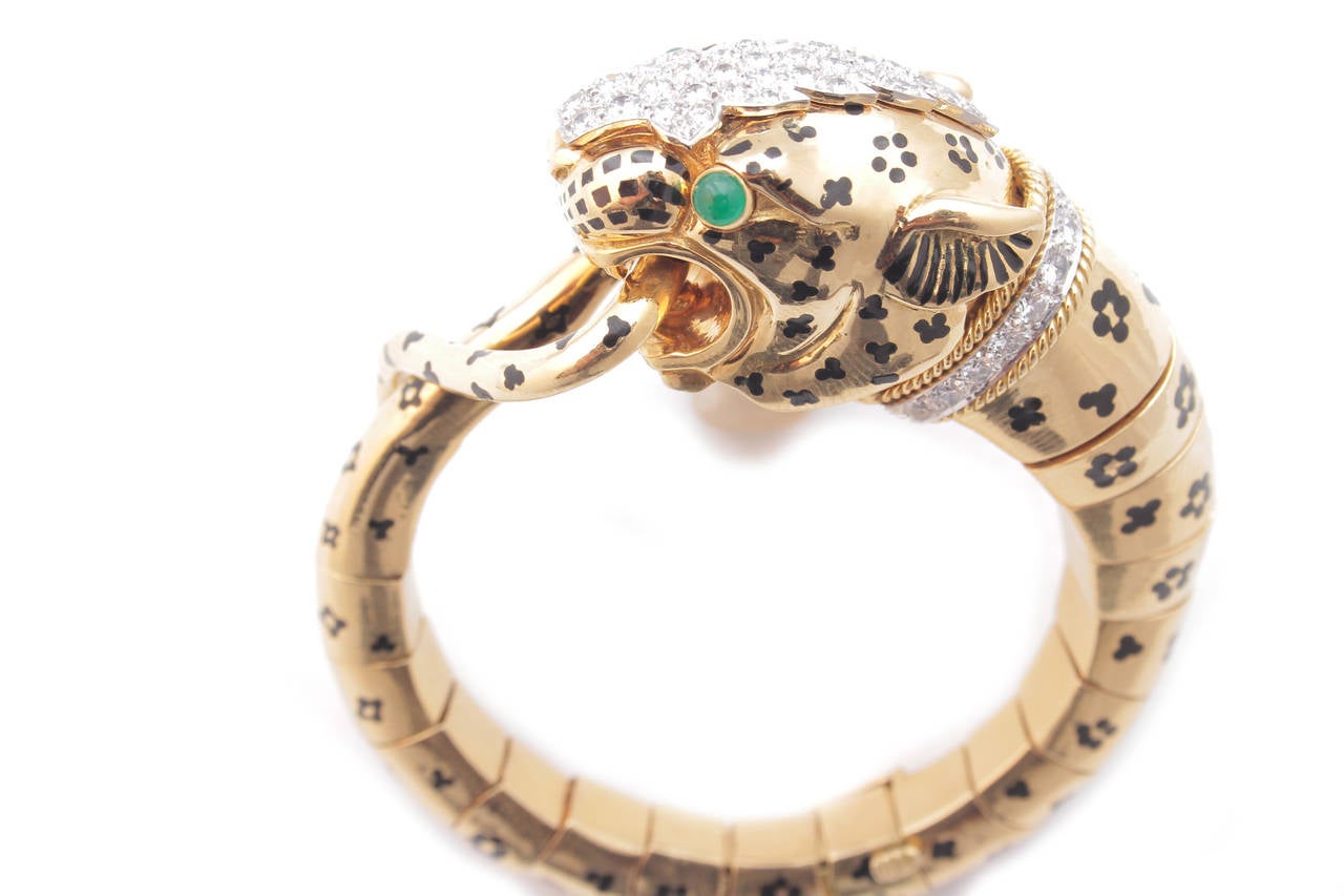 David Webb Bracelet tigre inhabituel en or avec émeraudes et diamants Excellent état - En vente à New York, NY