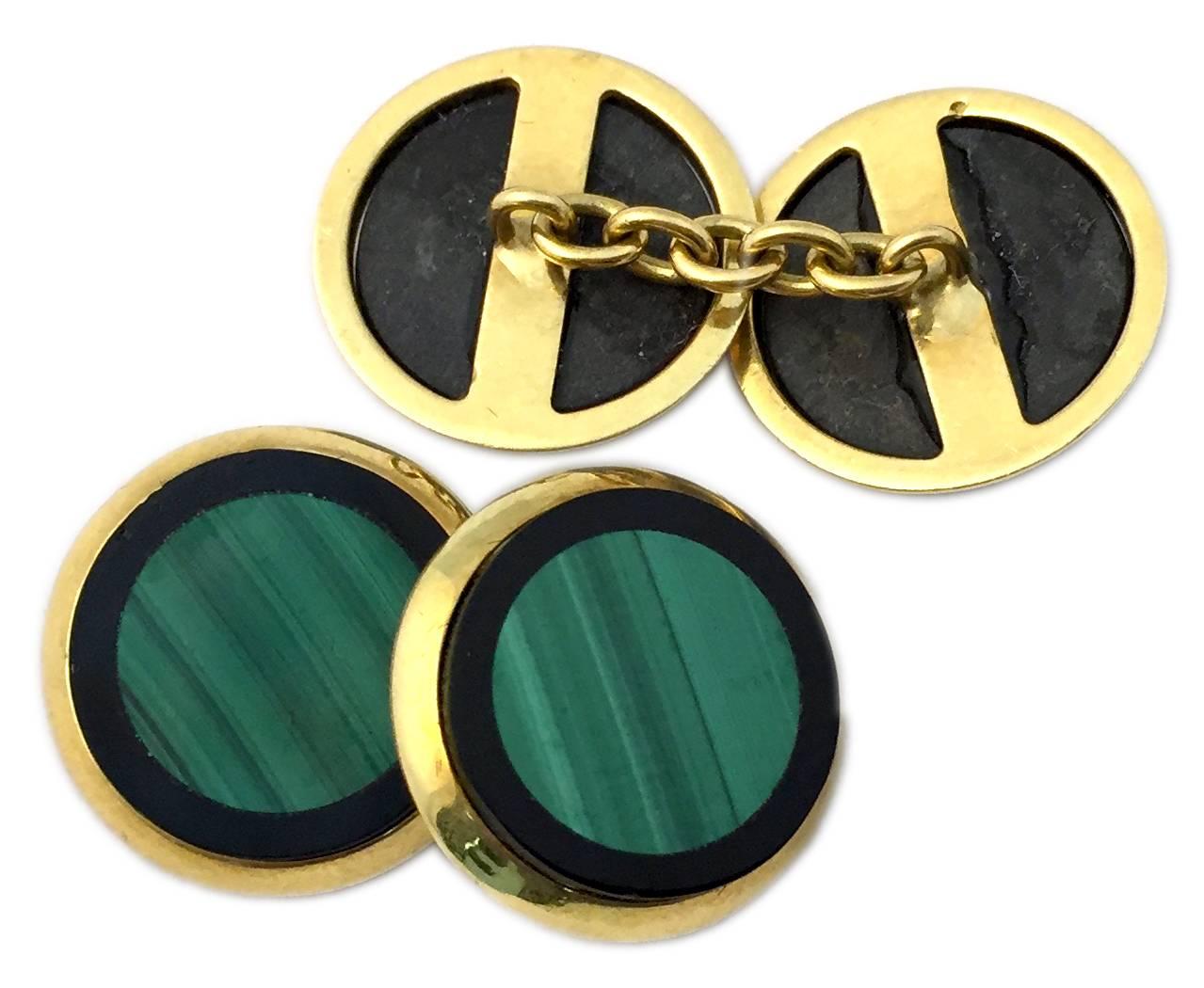 A chic pair of circular shaped cufflinks in malachite and onyx, mounted on 18kt yellow gold. Italy, circa 1980