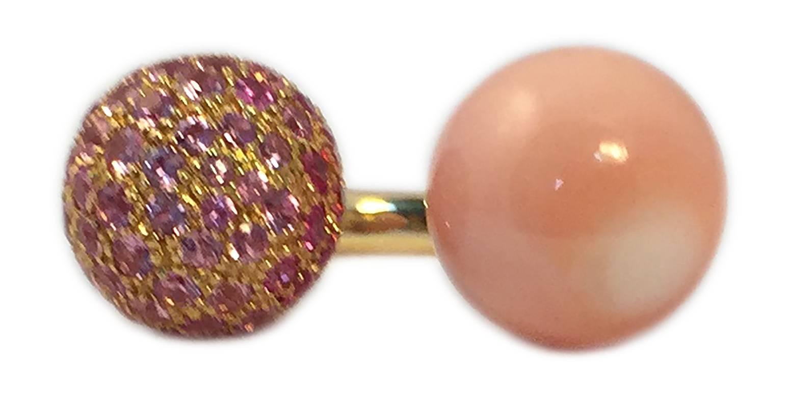 A chic and affordable “Toi et Moi’ ring by Capri jeweler Chantecler, with coral and pink sapphires. 18kt yellow gold mounting.