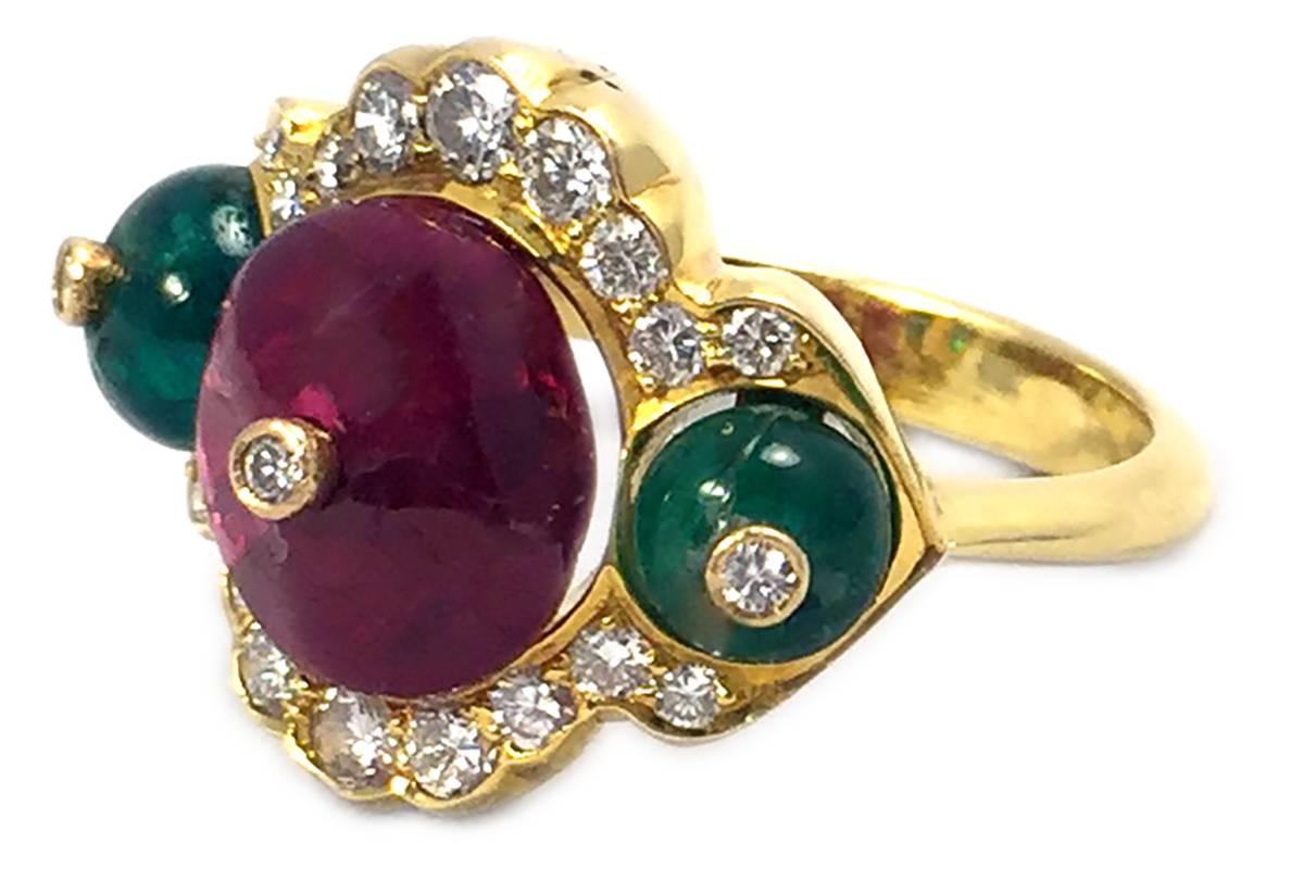 A chic cabochon spinel, emerald and diamond ring mounted on 18kt yellow gold. Made in Italy, circa 1960.