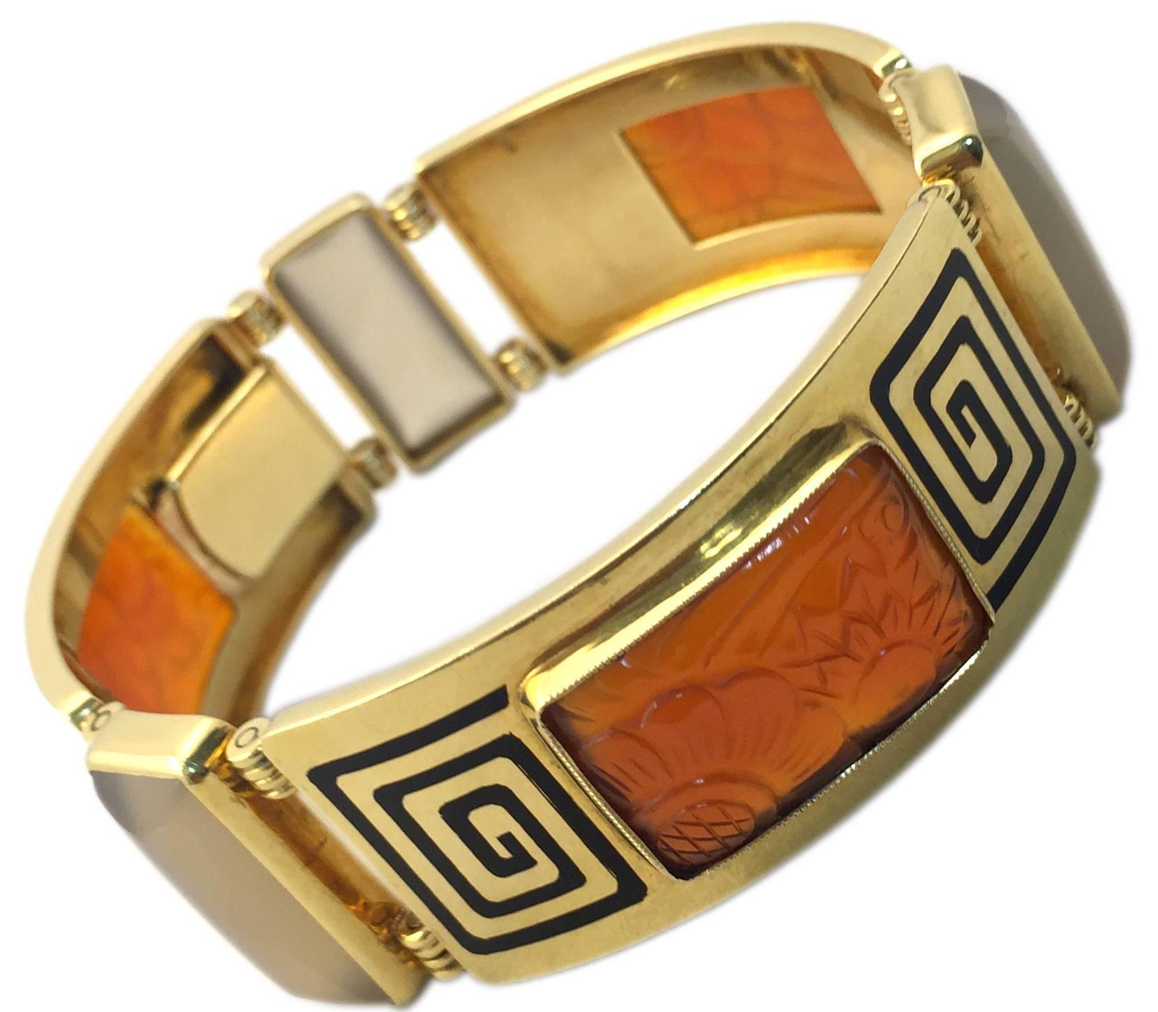 A superb Art Deco bracelet presenting an unusual combination of carved carnelian, agate, and black enamel geometric patterns on 18kt yellow gold. Made in France, circa 1925.