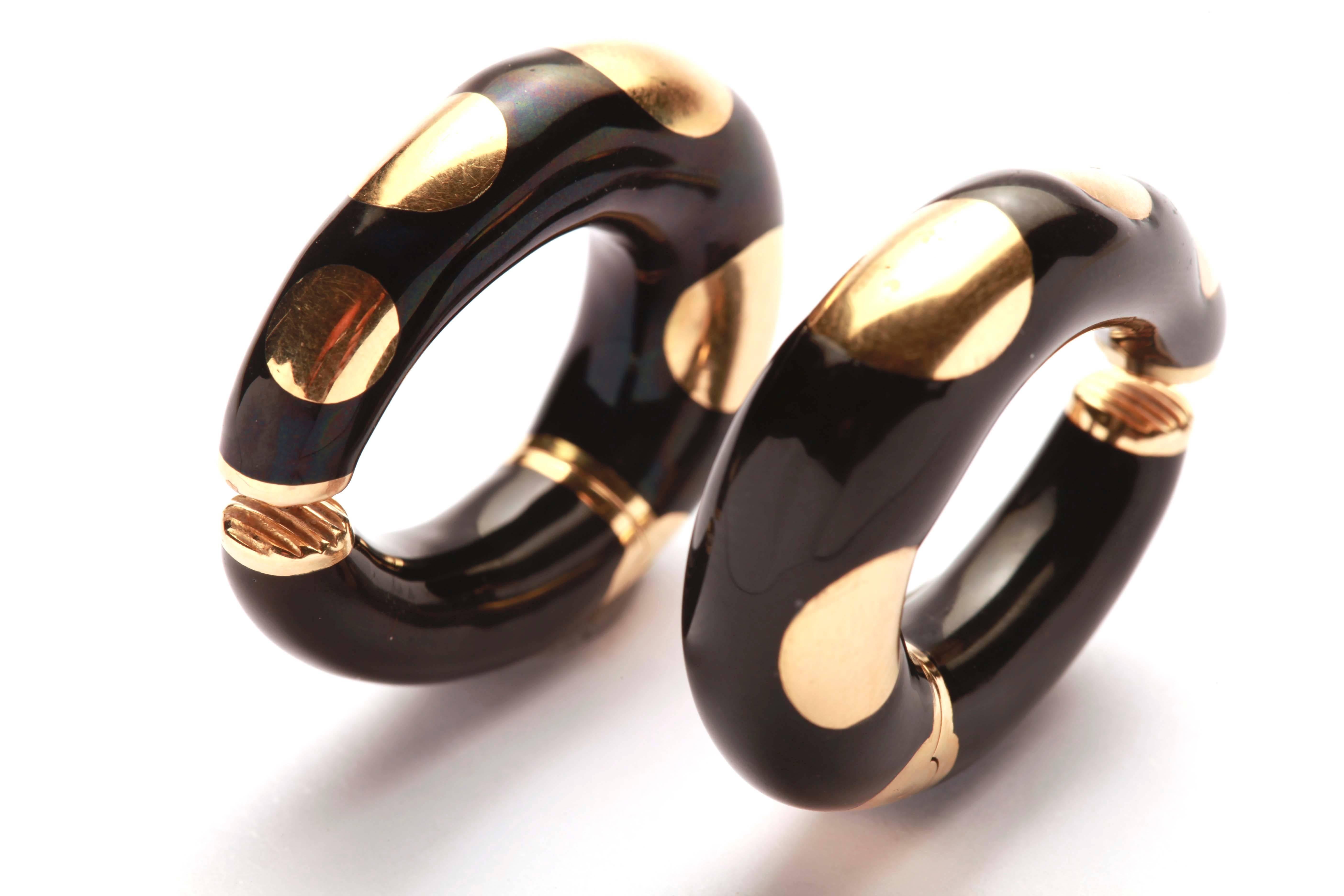 A pair of sophisticated 18kt yellow gold earrings, decorated with black enamel. By Bulgari, circa 1975.

