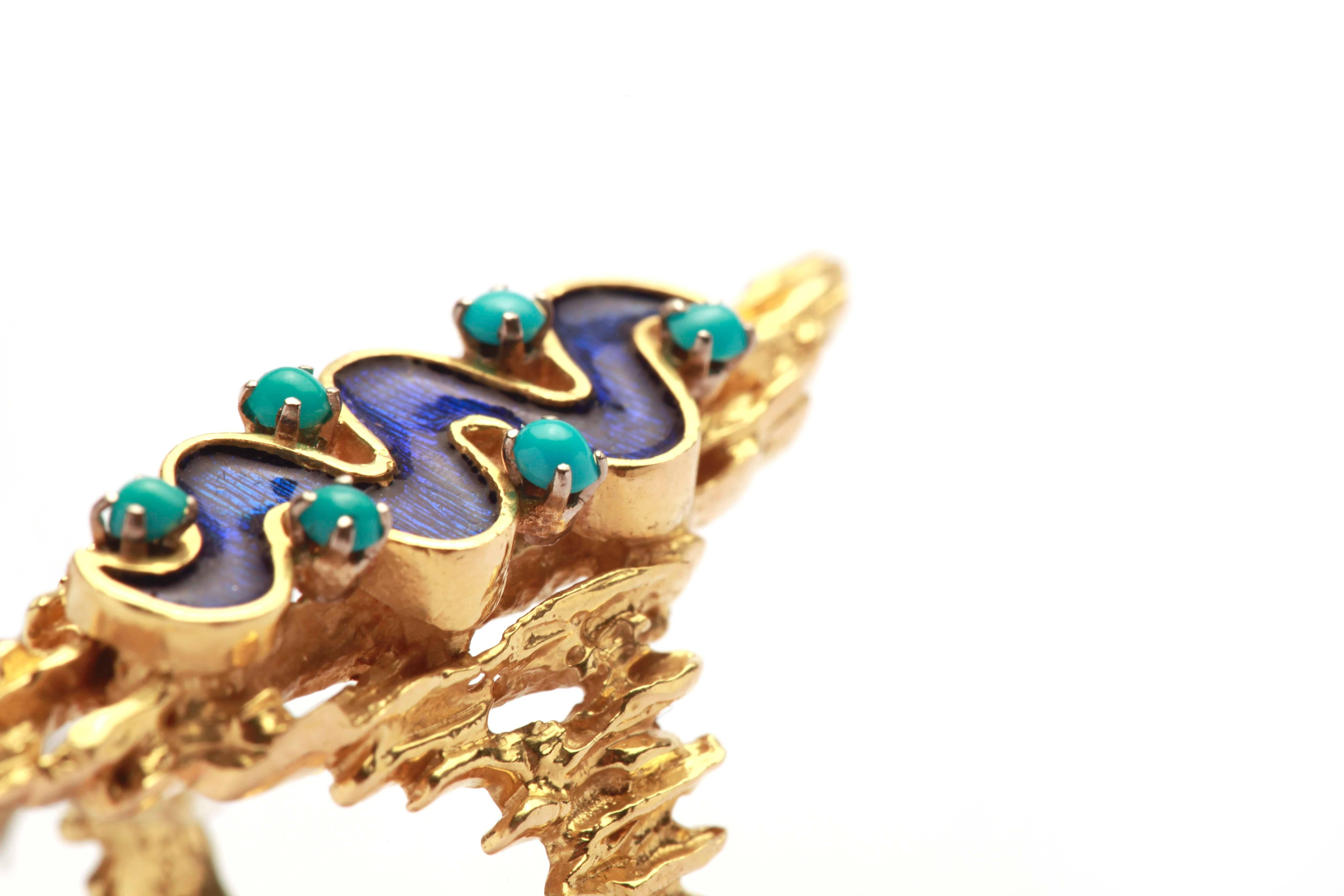 A chic undulated 18kt yellow gold ring, decorated with light and dark blue enamel. Made in Italy, circa 1960s.