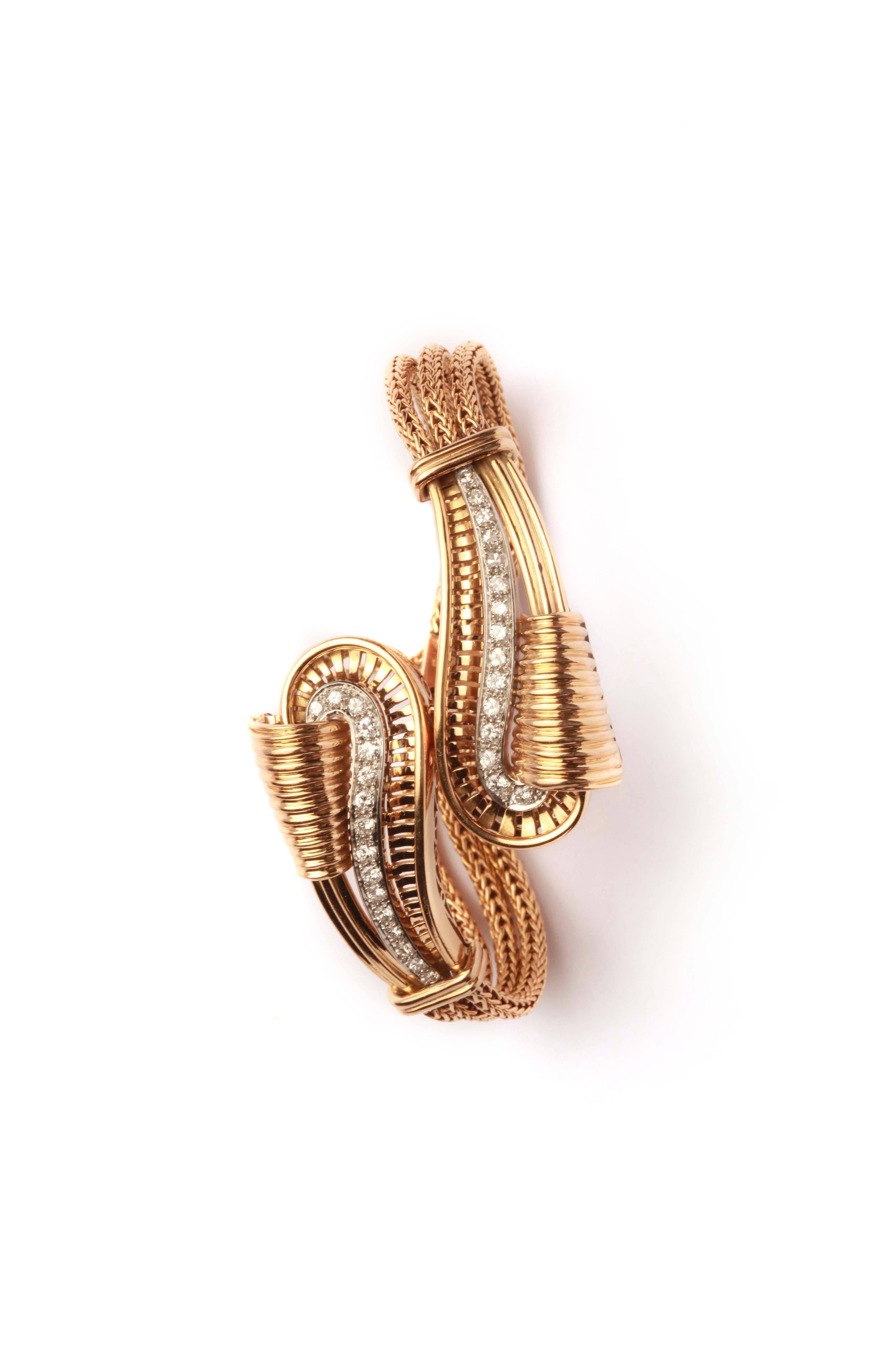 A Retro woven and fluted 18kt yellow gold bracelet, highlighted with brilliant cut diamonds. Made in Italy, circa 1950 
