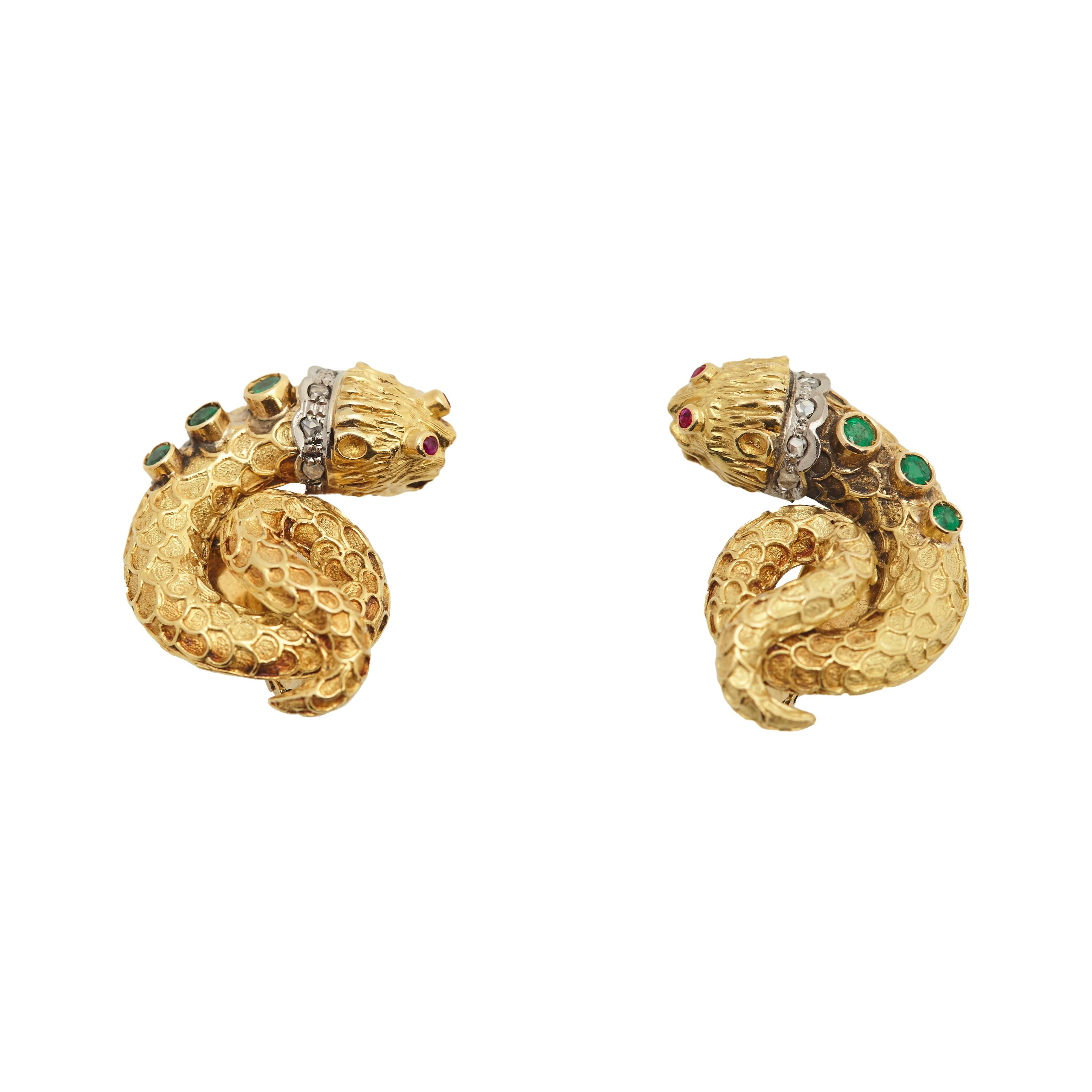 A peculiar set comprising earclips and ring, with emeralds and diamonds, representing water snakes, mounted on 18kt yellow gold. Made in Greece, circa 1975.