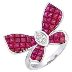 Anillo de Rubí mariposa de engaste invisible con un diamante