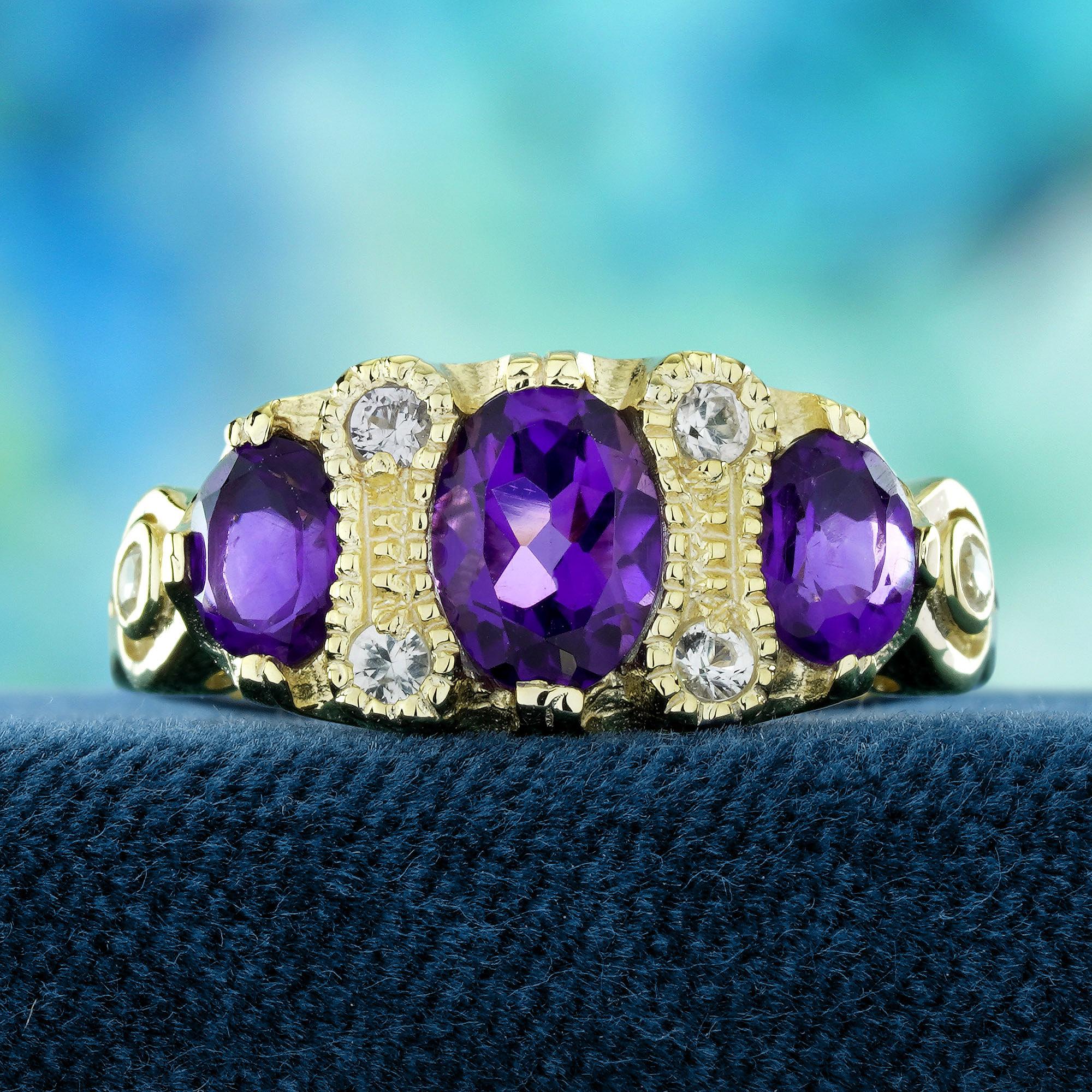 Avec ses trois captivantes pierres ovales en améthyste, ce design en trio symbolise l'harmonie et l'équilibre. Chaque améthyste est joliment rehaussée d'un saphir blanc étincelant entre les deux, ce qui ajoute de l'éclat et un charme vintage. Le