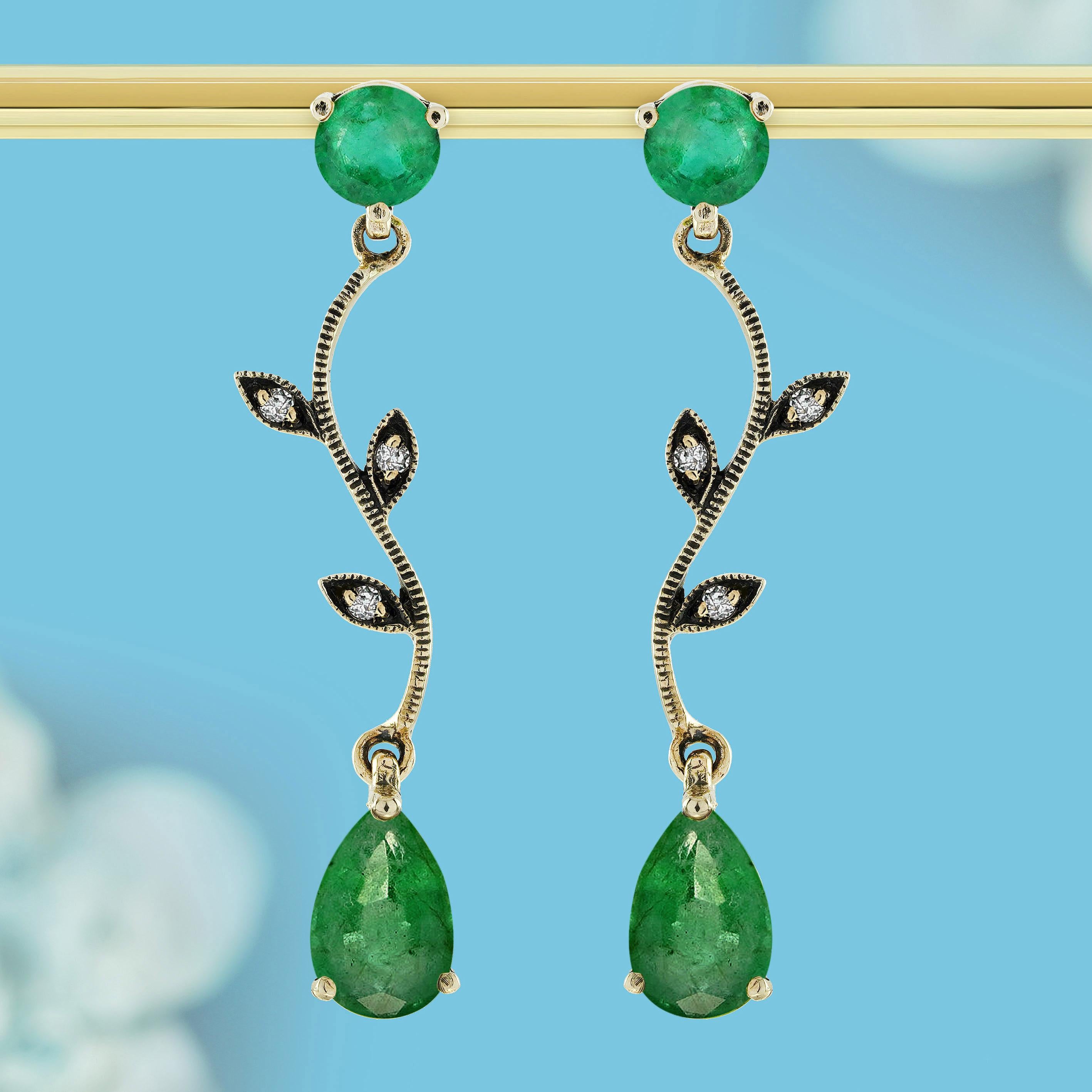 Schmücken Sie sich mit der bezaubernden Schönheit dieser Tropfenohrringe mit natürlichen Smaragden und Diamanten im Vintage-Stil, die in Form von eleganten Kletterblumen gestaltet sind. Üppige grüne Smaragde und funkelnde Diamanten sorgen für einen