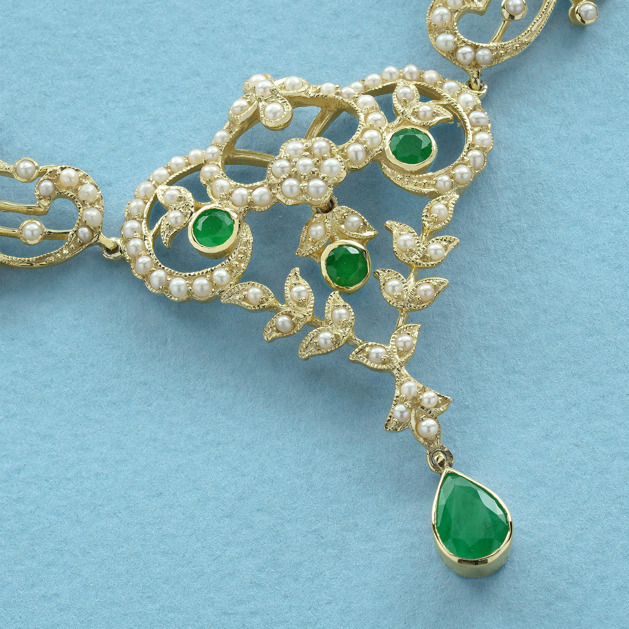 Taglio a goccia Collana floreale in stile vittoriano con smeraldi e perle  in oro giallo 14K in vendita