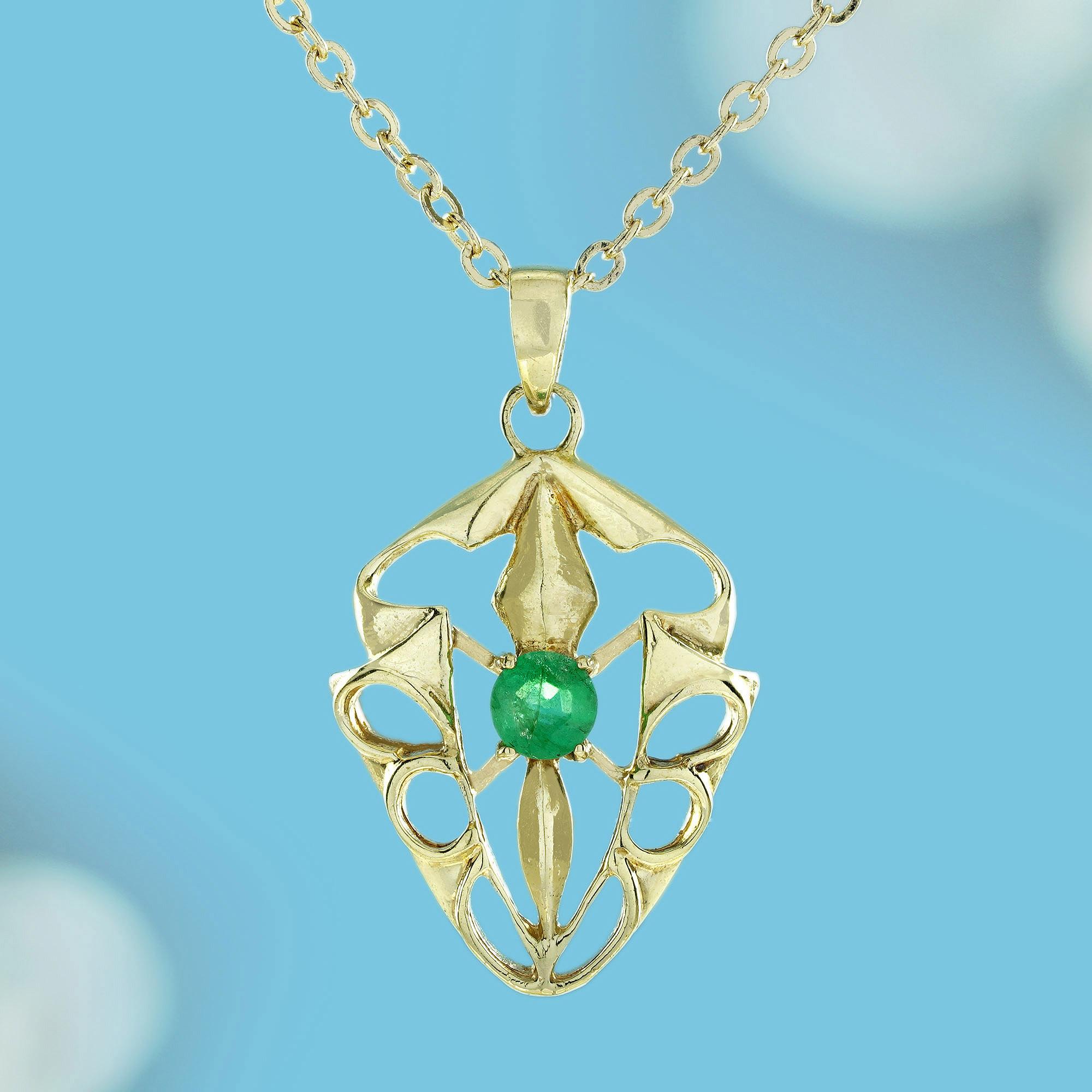 Une étonnante émeraude naturelle en son cœur, exsudant des teintes vertes vibrantes. L'émeraude est magnifiquement sertie dans un design complexe, avec des détails d'inspiration vintage qui rehaussent sa brillance et son élégance. Parfait pour