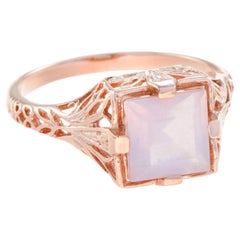 Anello in oro rosa 9K con quarzo rosa naturale di forma quadrata in stile filigrana vintage