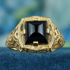 Anello vistoso in oro giallo 9K con onice nero dal taglio piramidale e filigrana