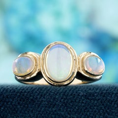Anillo de tres piedras con ópalo ovalado en oro amarillo de 14K