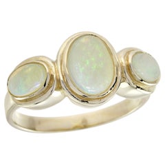 Anillo de tres piedras con ópalo ovalado en oro amarillo de 14K