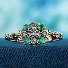 Anillo con motivos florales de esmeraldas y diamantes en oro amarillo de 9K