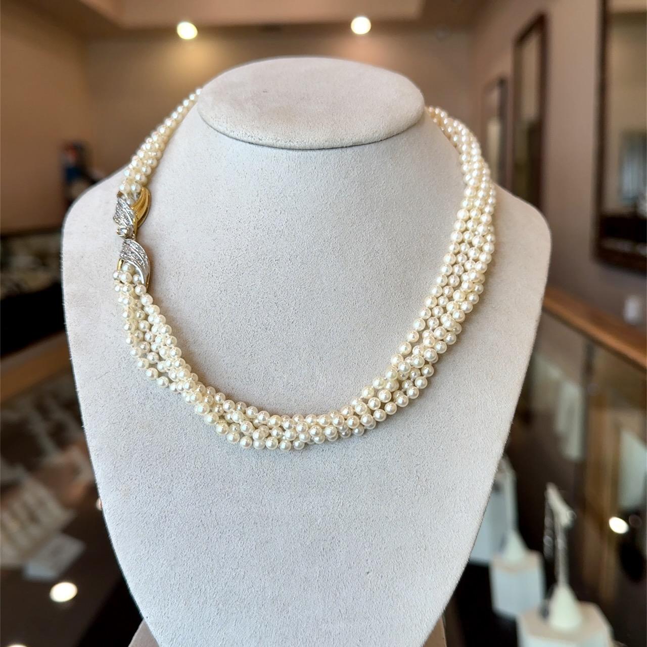 Questa splendida collana di perle vintage risale agli anni '70. 
5 fili di perle coltivate da 3,5 mm 
Bellissima chiusura in oro giallo 18KT con diamante
.40ct di diamanti tondi e brillanti
La chiusura è lunga 1,5 pollici
Colore G-I  Chiarezza
