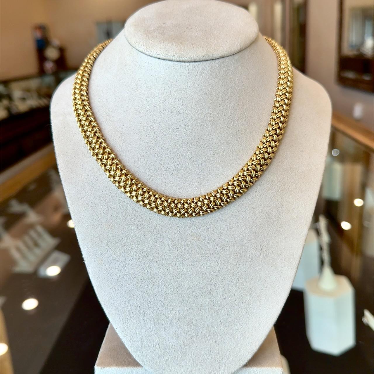 Collar vintage en tejido de cesta de los años 60
59.8 gramos
16 Pulgadas de Largo
10,5 mm de ancho
El cierre tiene una figura 8 de seguridad  

Por qué nos encanta: Lo llamamos 