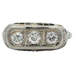 Bague ancienne en filigrane à 3 pierres et diamants des années 1900