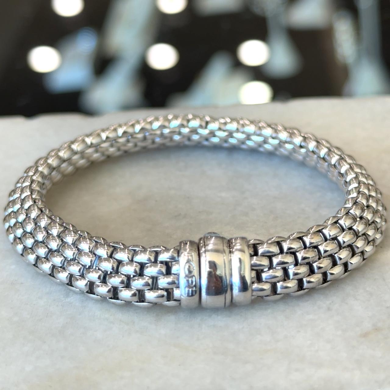 Bracciale flessibile A Link di Fope
28 grammi di oro bianco 18 carati
9,5 mm di larghezza
7,5 pollici di lunghezza

Garantiamo che si tratta di Fope autentico al 100%.

Perché ci piace: Un classico di Fope con il suo caratteristico design