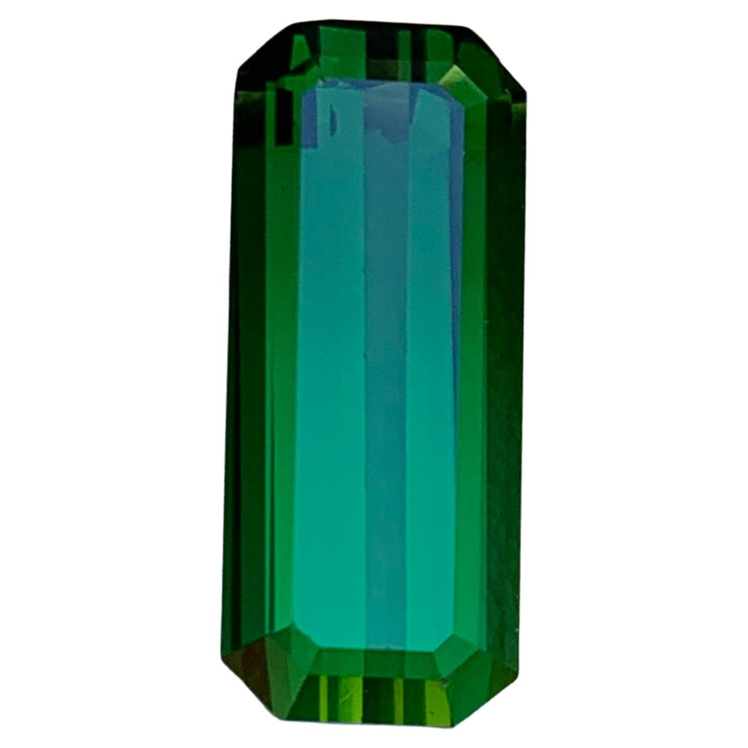 Pierre précieuse tourmaline naturelle vert profond taille émeraude de 6,25 carats pour une monture bijouterie