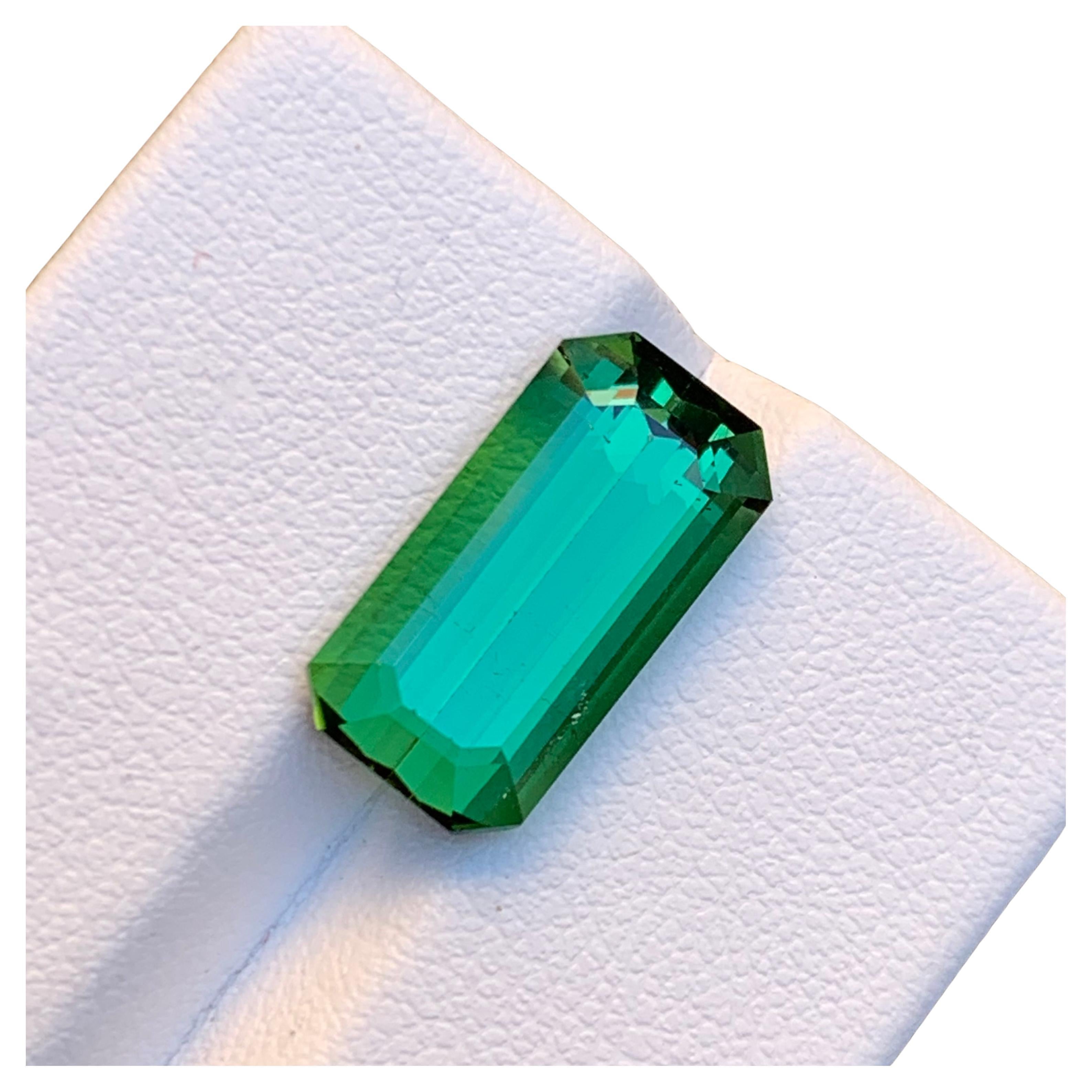 Tourmaline naturelle vert bleuté non sertie, taille émeraude afghane de 7,00 carats en vente