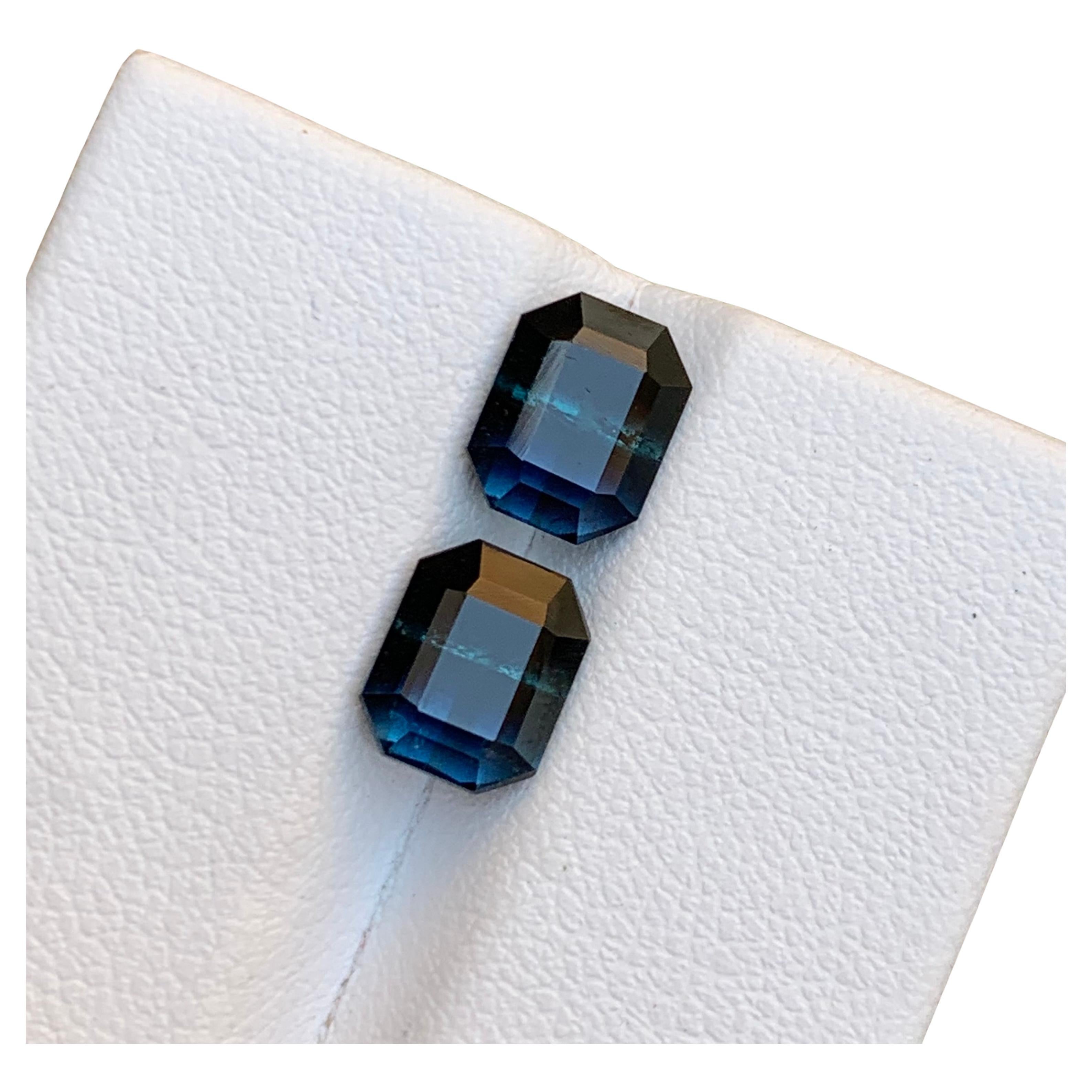 Rara coppia di gemme di tormalina nera e blu bicolore, orecchini taglio smeraldo da 3,70 carati