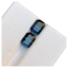 Rara coppia di gemme di tormalina bicolore nero-blu, orecchini taglio smeraldo da 3.40 carati