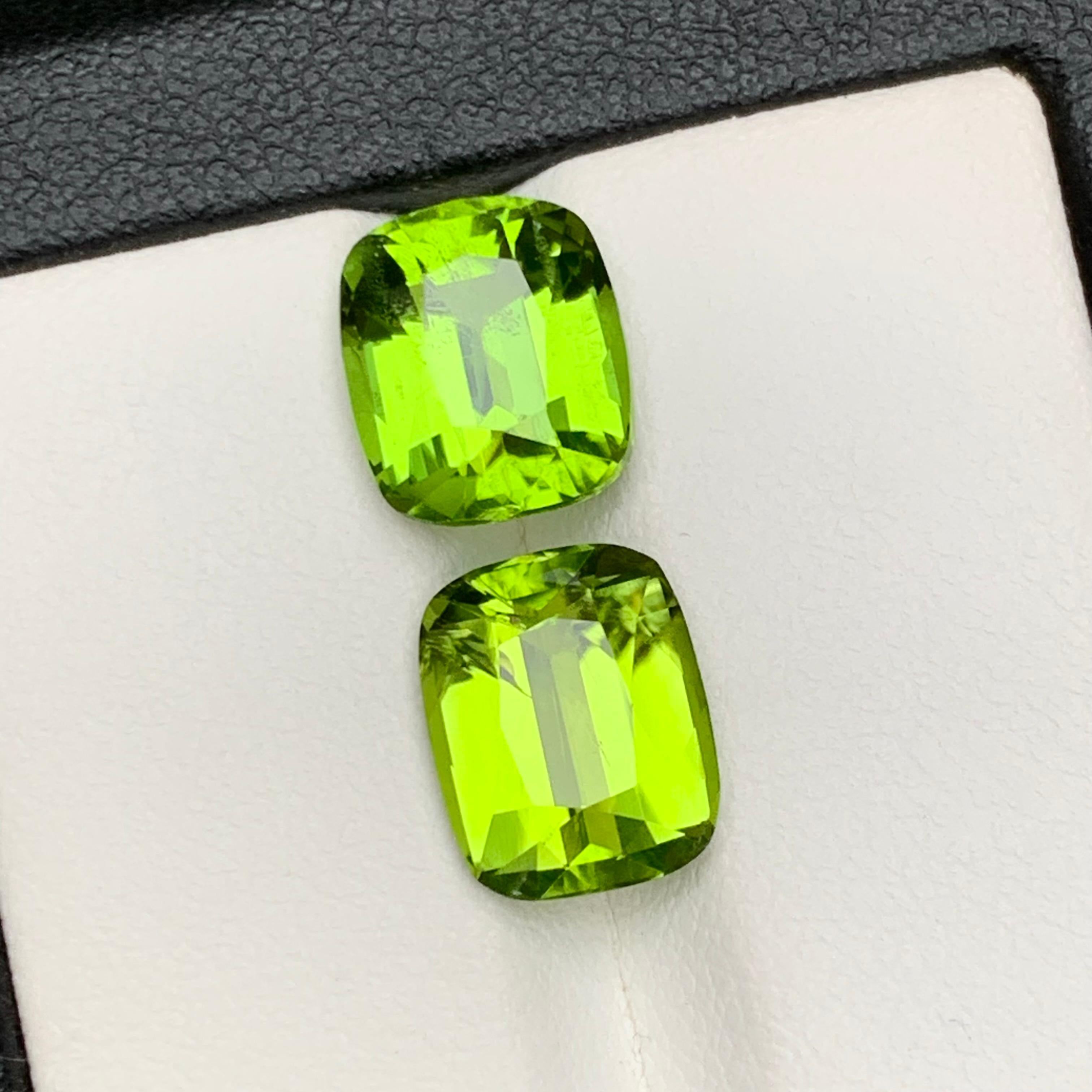 Contemporain Boucles d'oreilles péridot naturel vert vif, pierres en vrac 8.05 ct taille coussin en vente
