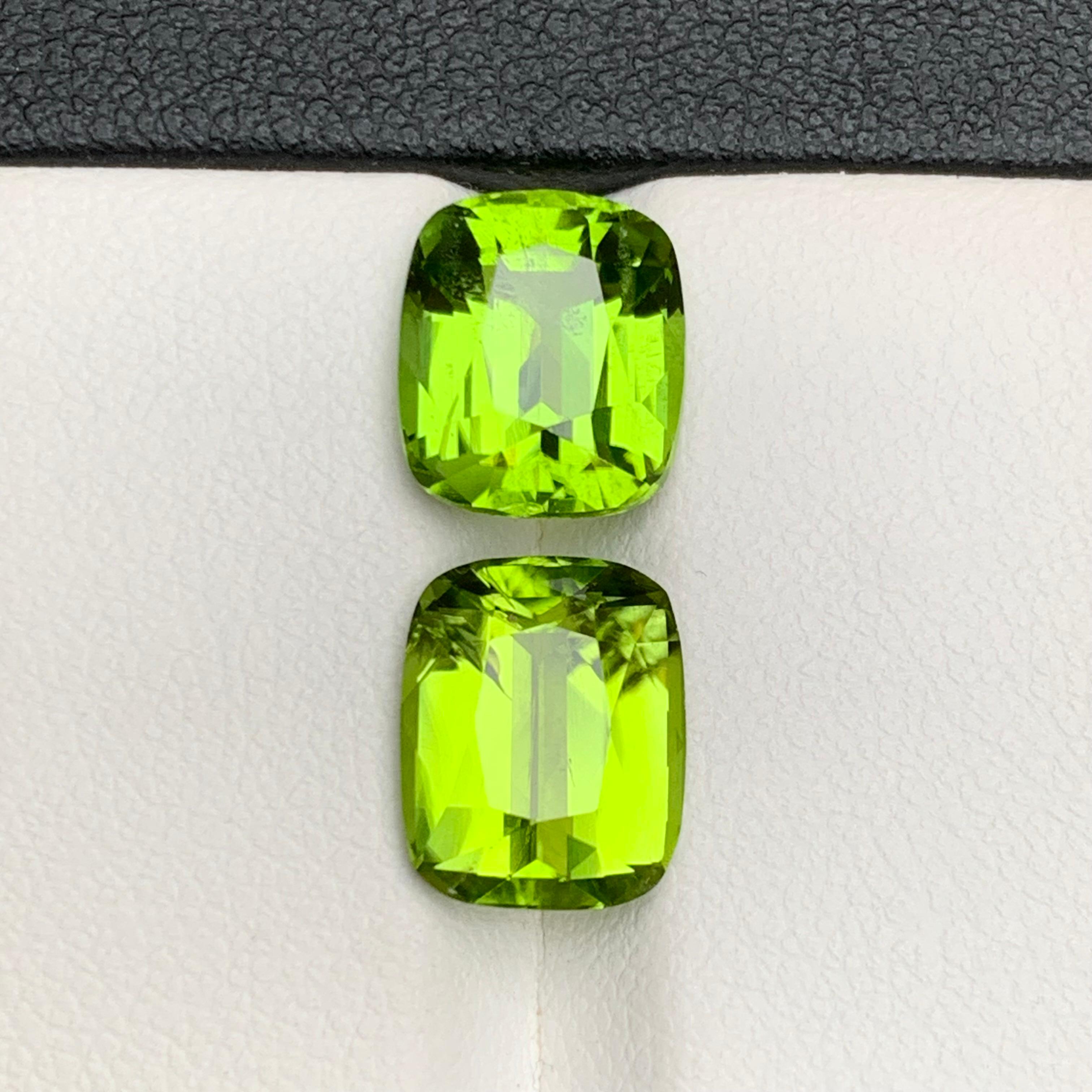 Boucles d'oreilles péridot naturel vert vif, pierres en vrac 8.05 ct taille coussin Unisexe en vente