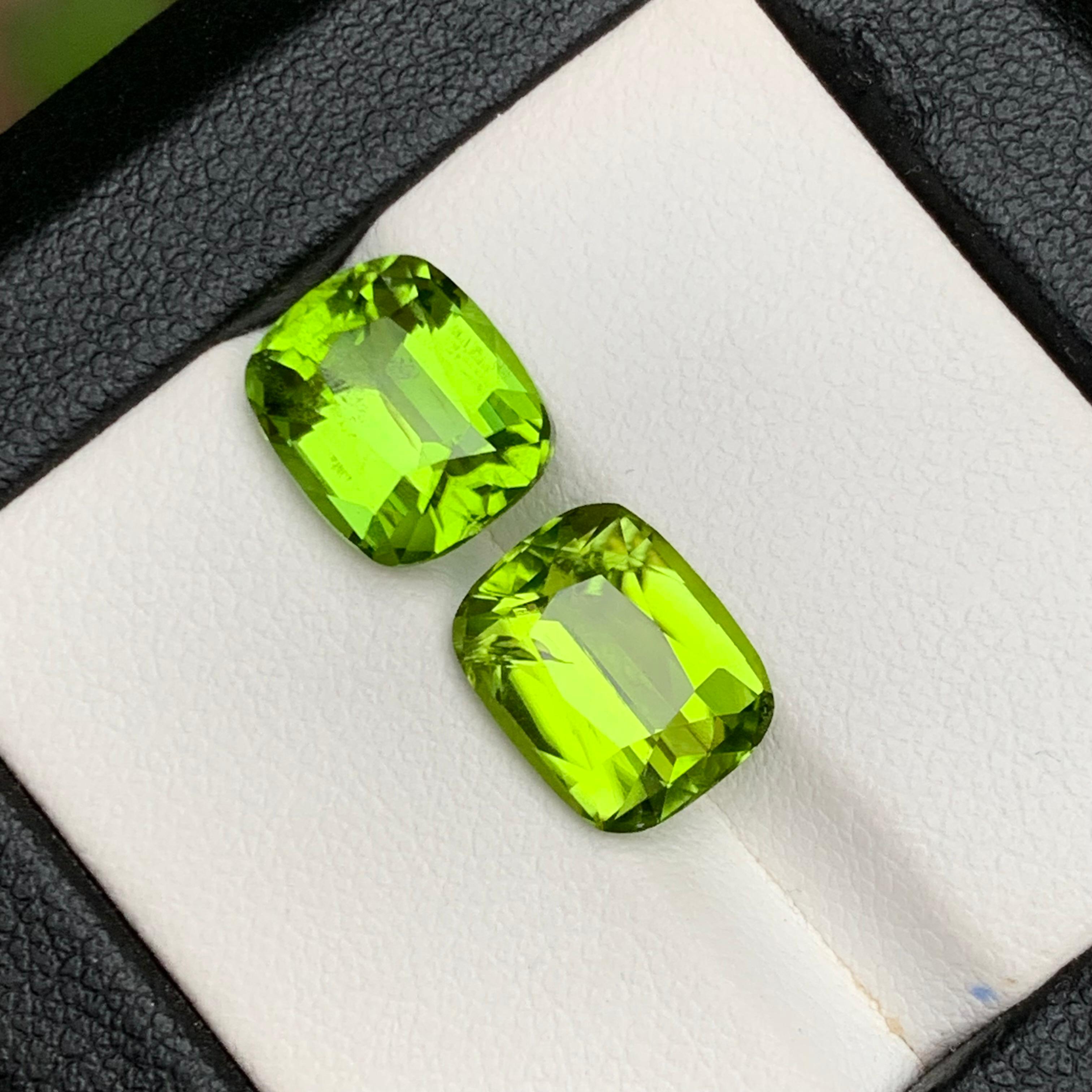 Boucles d'oreilles péridot naturel vert vif, pierres en vrac 8.05 ct taille coussin en vente 1