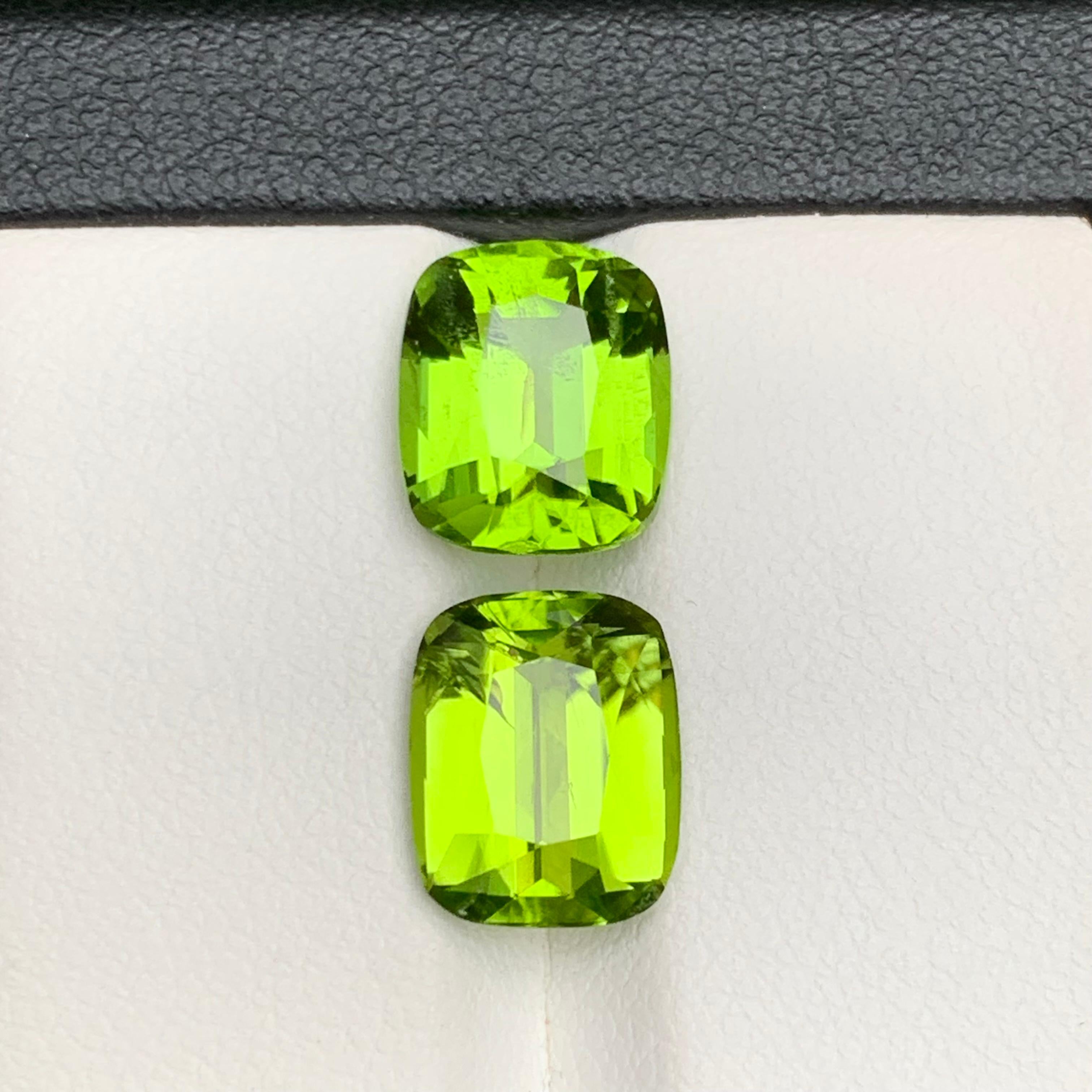 Boucles d'oreilles péridot naturel vert vif, pierres en vrac 8.05 ct taille coussin en vente 2