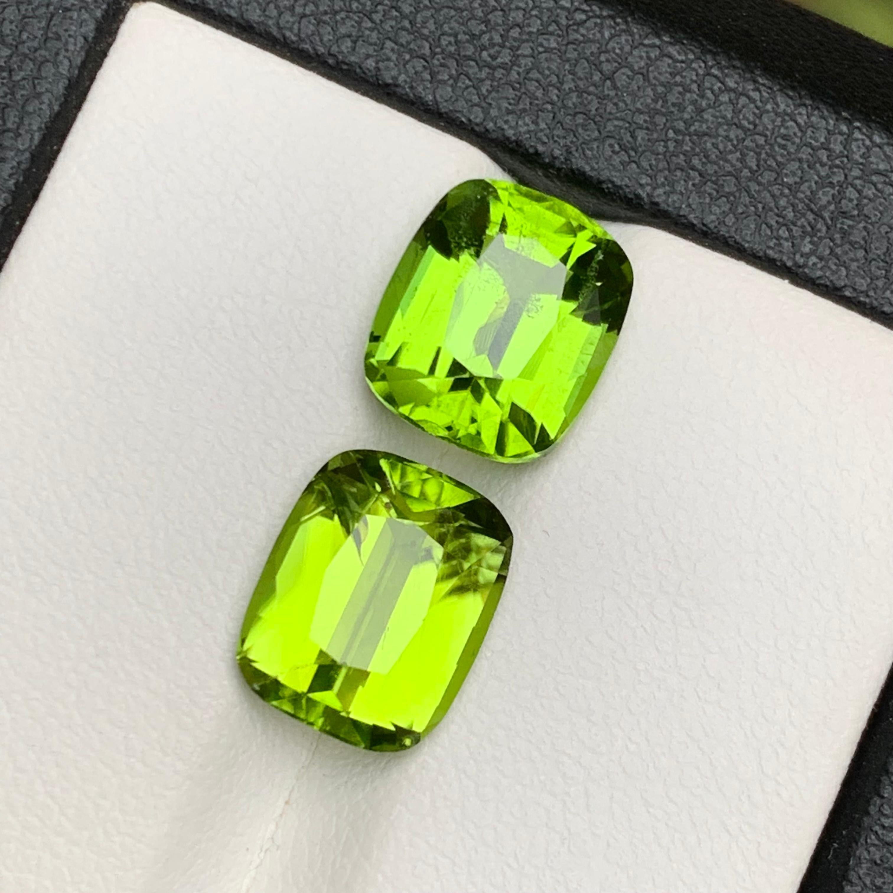 Boucles d'oreilles péridot naturel vert vif, pierres en vrac 8.05 ct taille coussin en vente 3