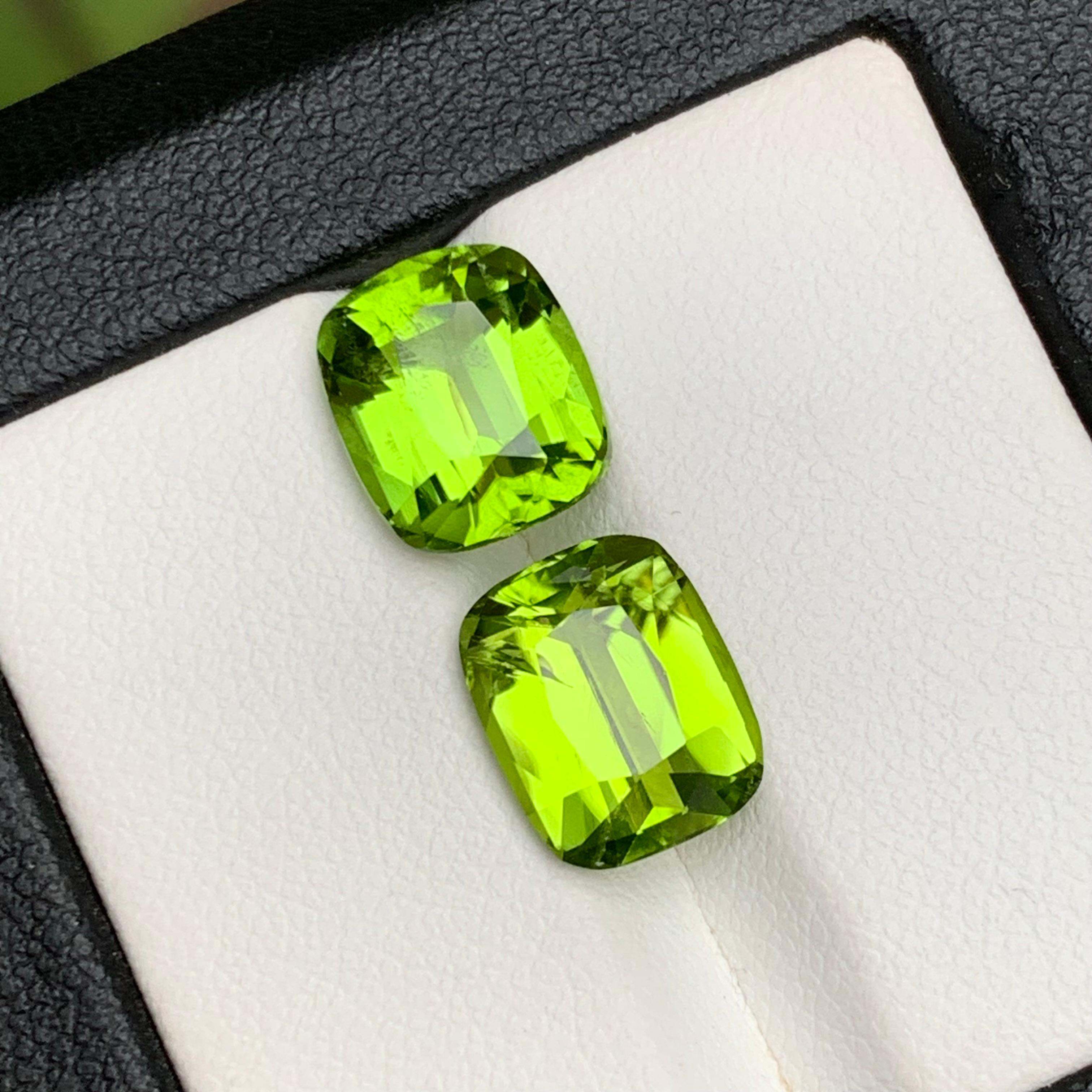 Boucles d'oreilles péridot naturel vert vif, pierres en vrac 8.05 ct taille coussin en vente 5