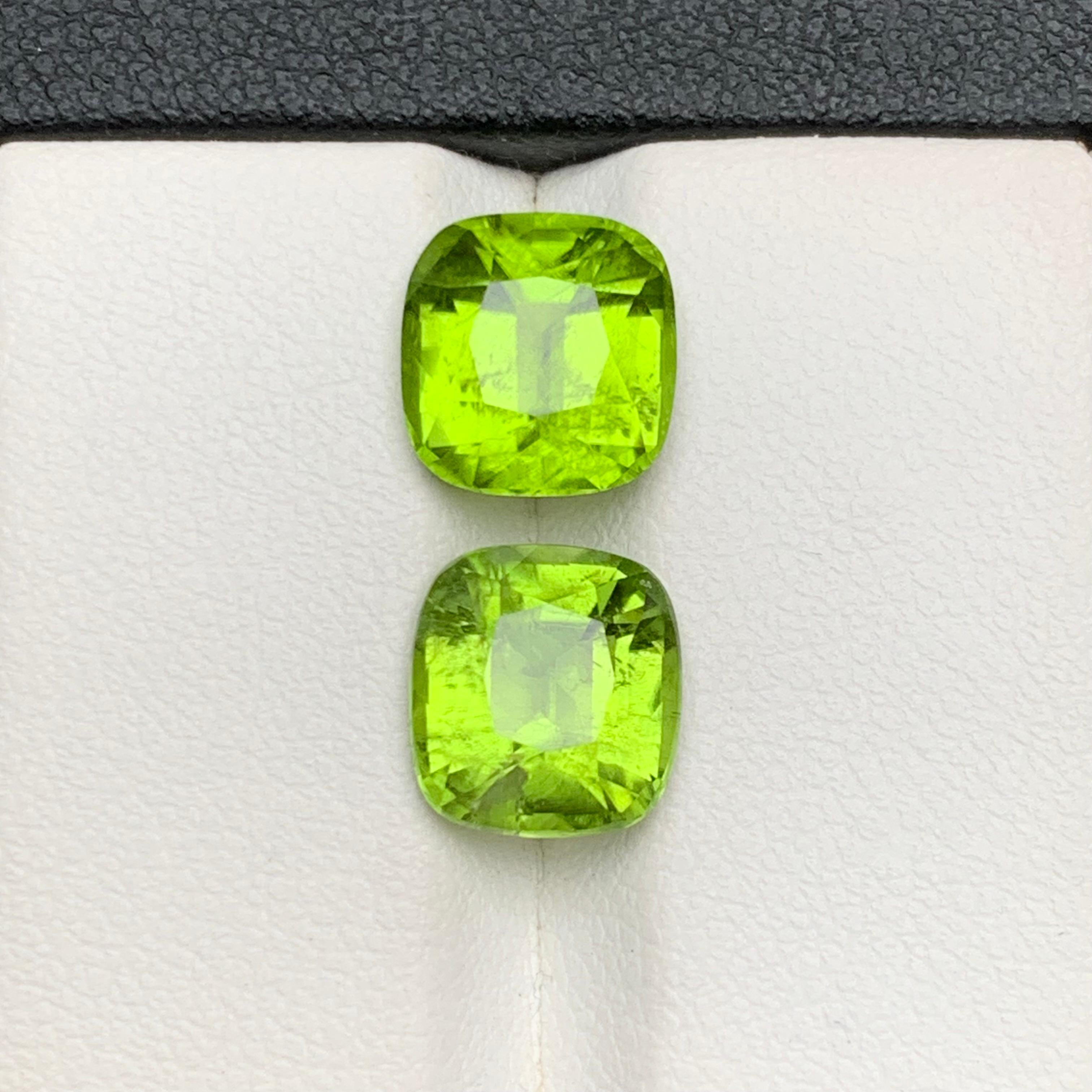 Contemporain Boucles d'oreilles péridot naturel vert vif, pierres en vrac 6.90 ct taille coussin en vente