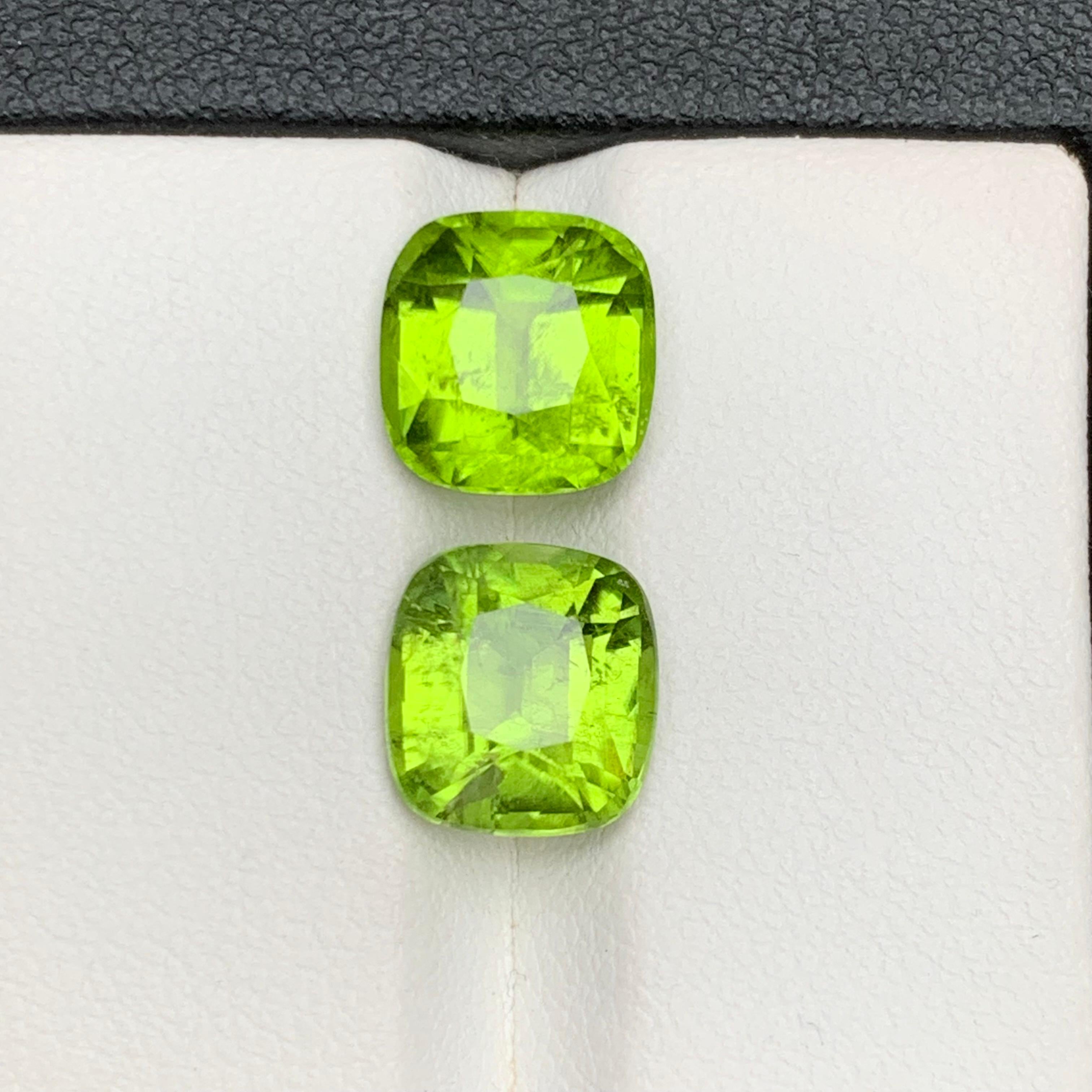 Boucles d'oreilles péridot naturel vert vif, pierres en vrac 6.90 ct taille coussin en vente 2
