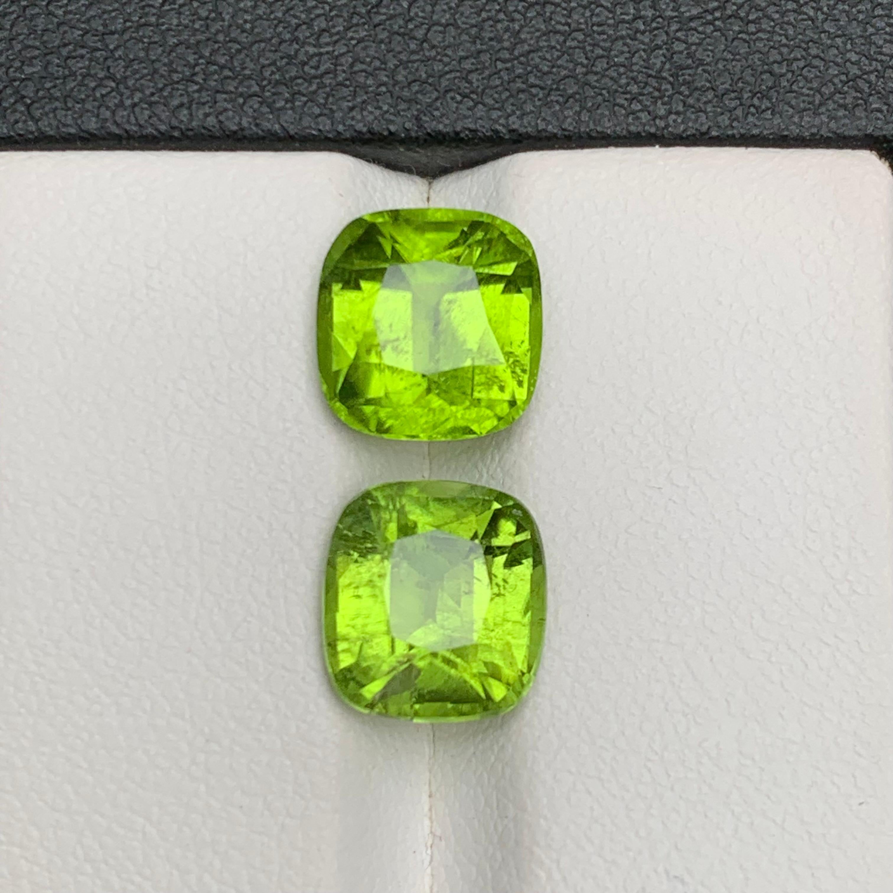 Boucles d'oreilles péridot naturel vert vif, pierres en vrac 6.90 ct taille coussin en vente 4