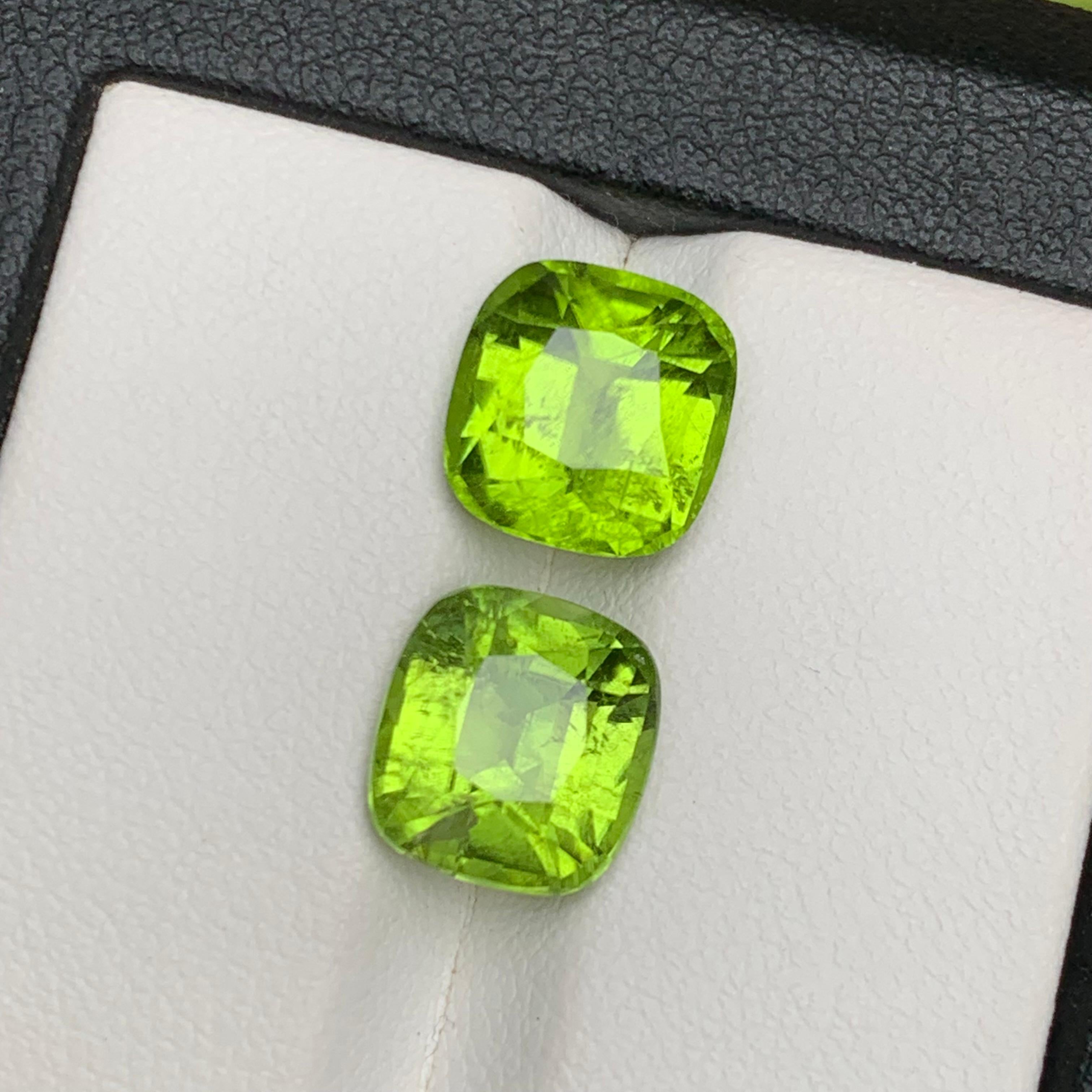 Boucles d'oreilles péridot naturel vert vif, pierres en vrac 6.90 ct taille coussin en vente 1