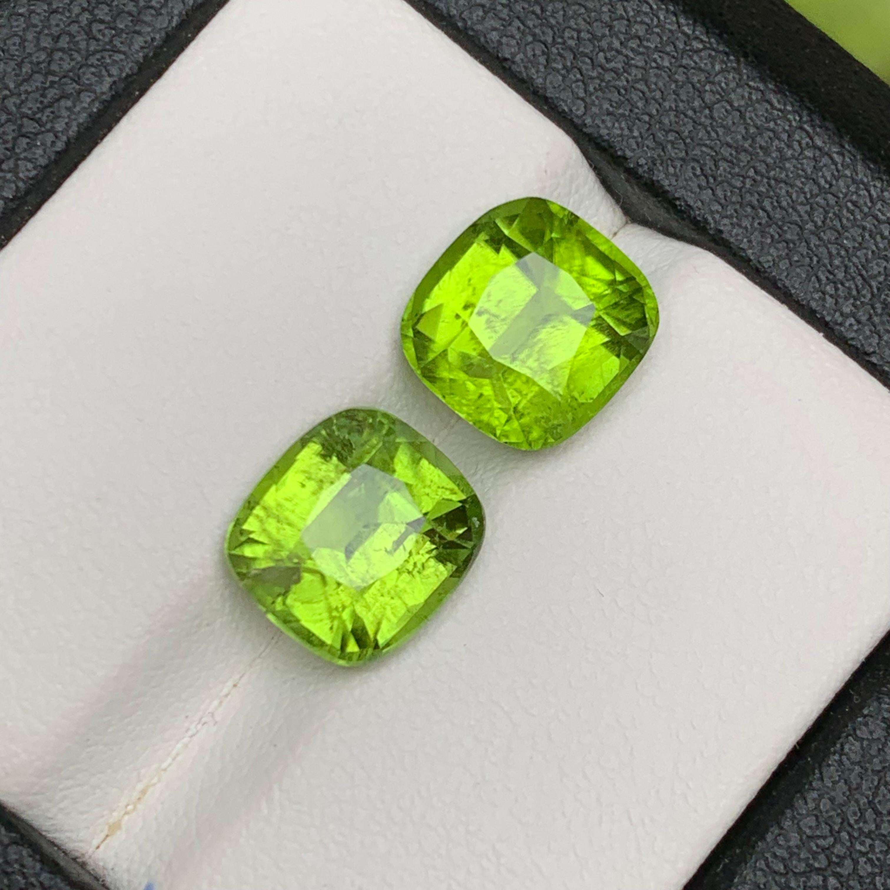 Boucles d'oreilles péridot naturel vert vif, pierres en vrac 6.90 ct taille coussin en vente 3