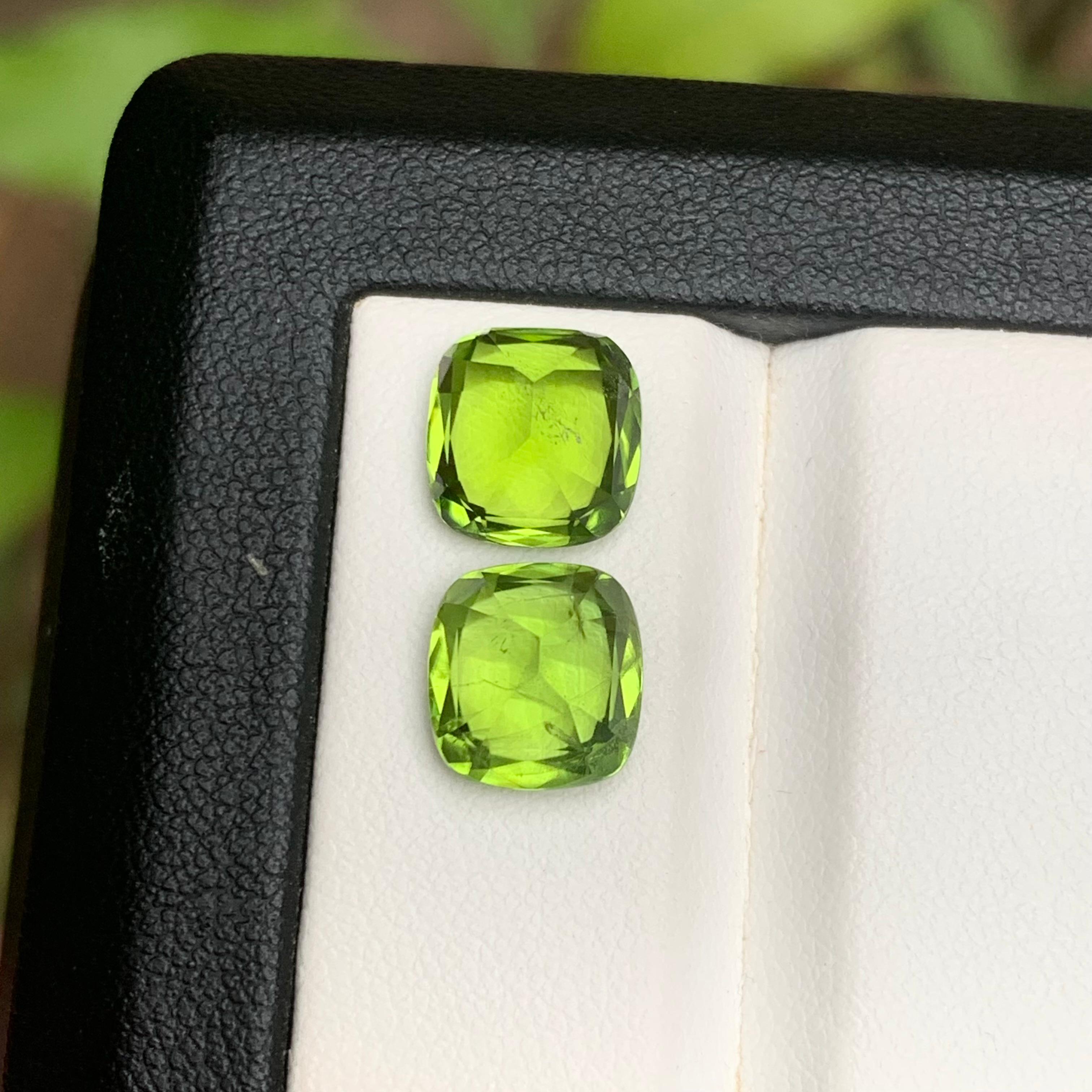 Boucles d'oreilles péridot naturel vert vif, pierres en vrac 6.90 ct taille coussin Unisexe en vente