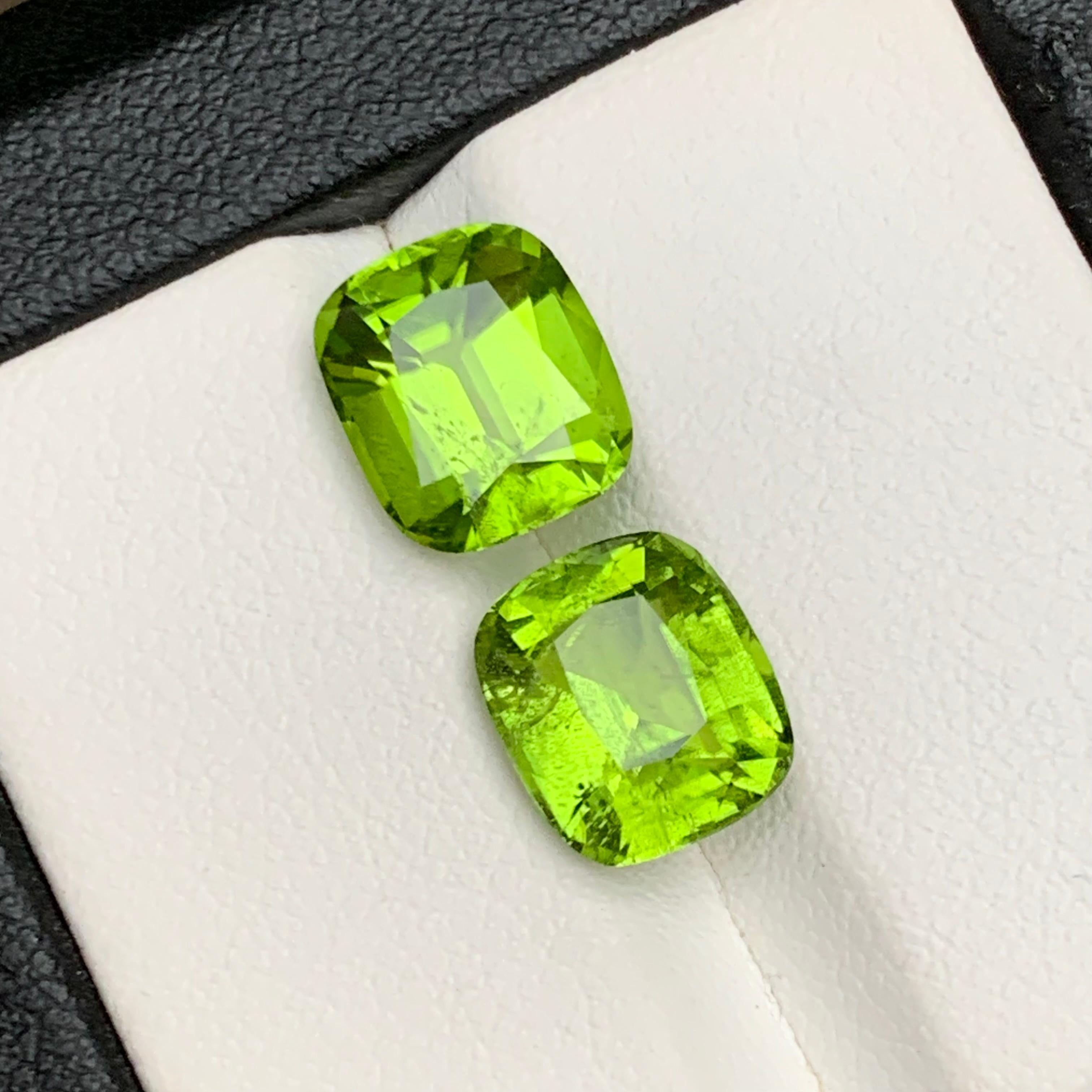 Boucles d'oreilles péridot naturel vert vif, pierres en vrac 6.75 ct taille coussin en vente 1